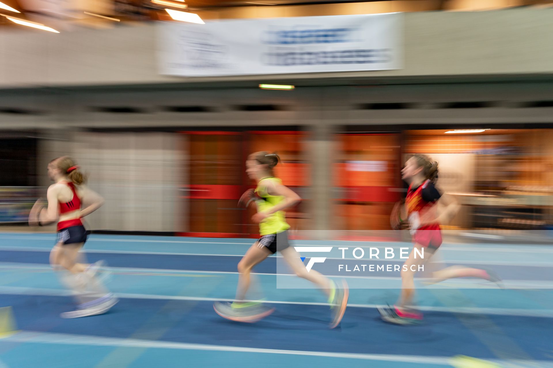 Impressionen - 2000m der W14; Niedersaechsische Hallenmeisterschaften am 23.01.2022 in der Leichtathletikhalle im Sportleistungszentrum Hannover