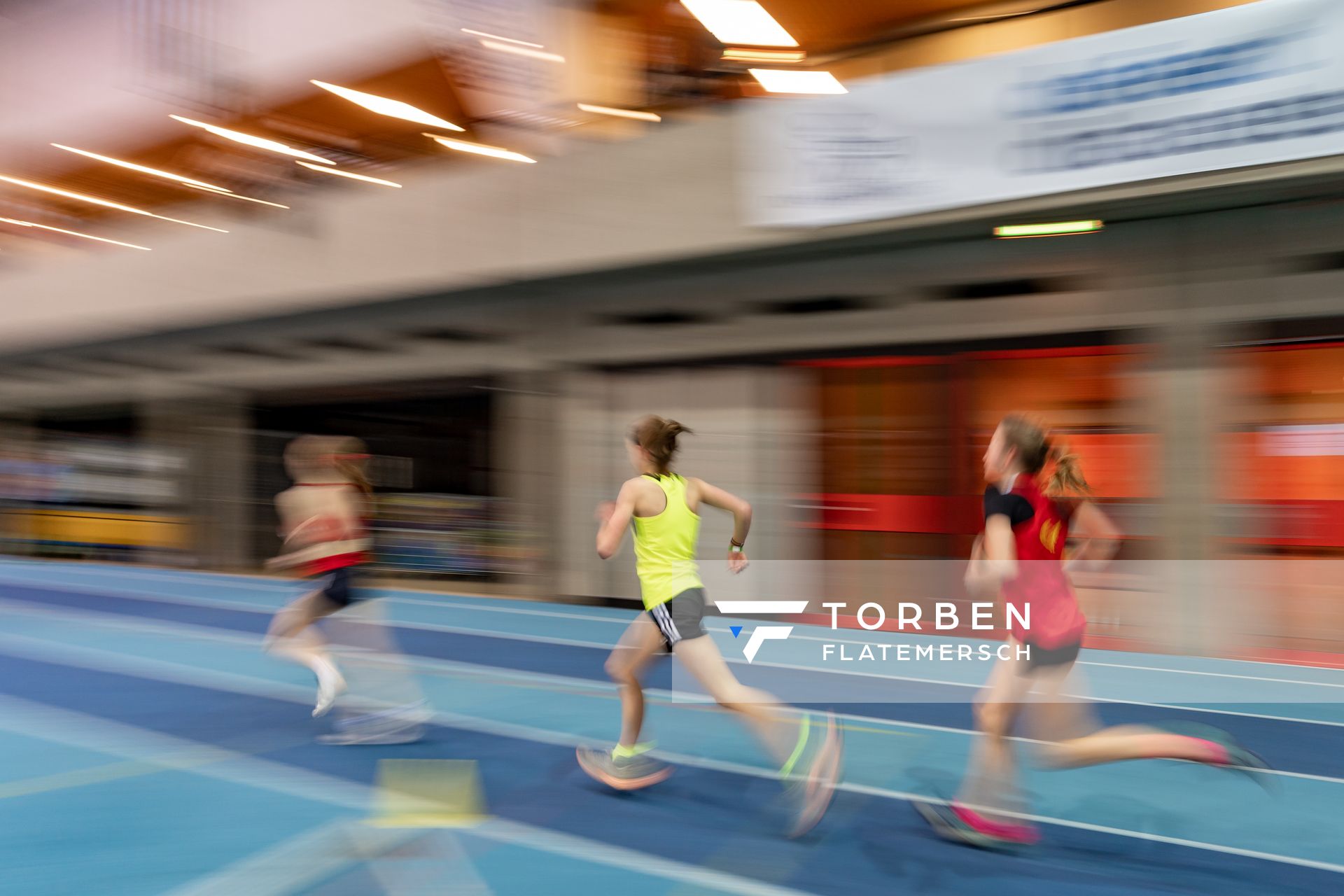 Impressionen - 2000m der W14; Niedersaechsische Hallenmeisterschaften am 23.01.2022 in der Leichtathletikhalle im Sportleistungszentrum Hannover