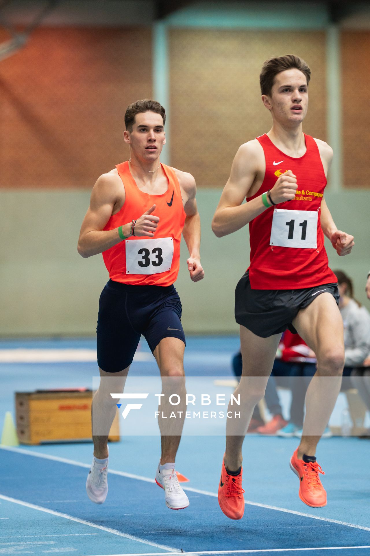 Felix Ebel (Emder Laufgemeinschaft) hinter Tim Kalies (Braunschweiger Laufclub) ueber 3000m; Niedersaechsische Hallenmeisterschaften am 23.01.2022 in der Leichtathletikhalle im Sportleistungszentrum Hannover