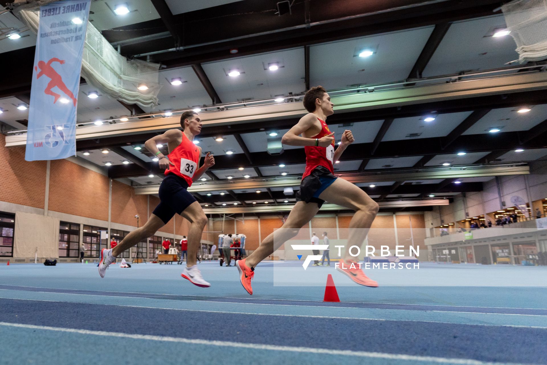 Felix Ebel (Emder Laufgemeinschaft) hinter Tim Kalies (Braunschweiger Laufclub) ueber 3000m; Niedersaechsische Hallenmeisterschaften am 23.01.2022 in der Leichtathletikhalle im Sportleistungszentrum Hannover