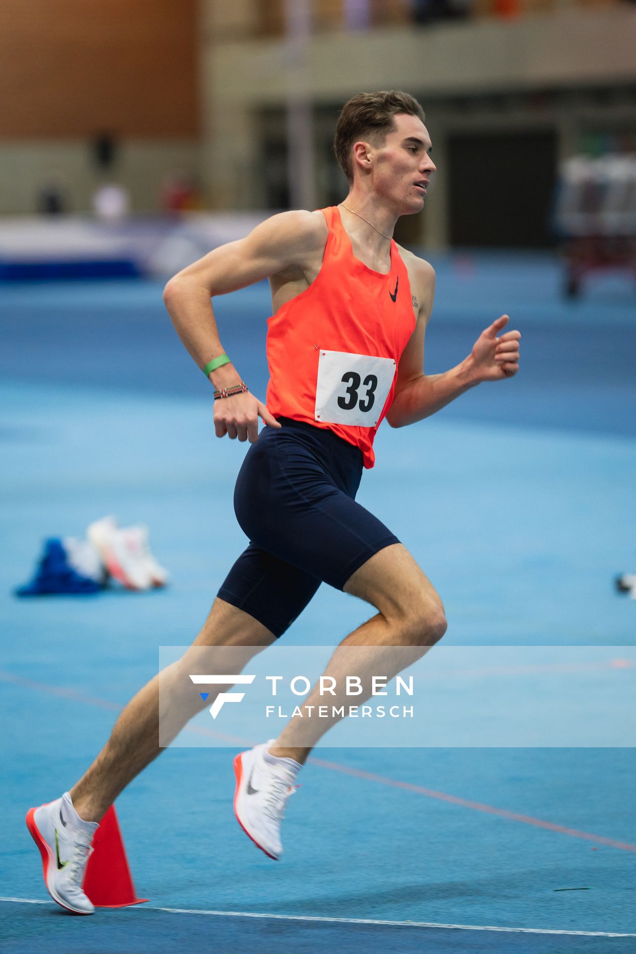 Felix Ebel (Emder Laufgemeinschaft) ueber 3000m; Niedersaechsische Hallenmeisterschaften am 23.01.2022 in der Leichtathletikhalle im Sportleistungszentrum Hannover