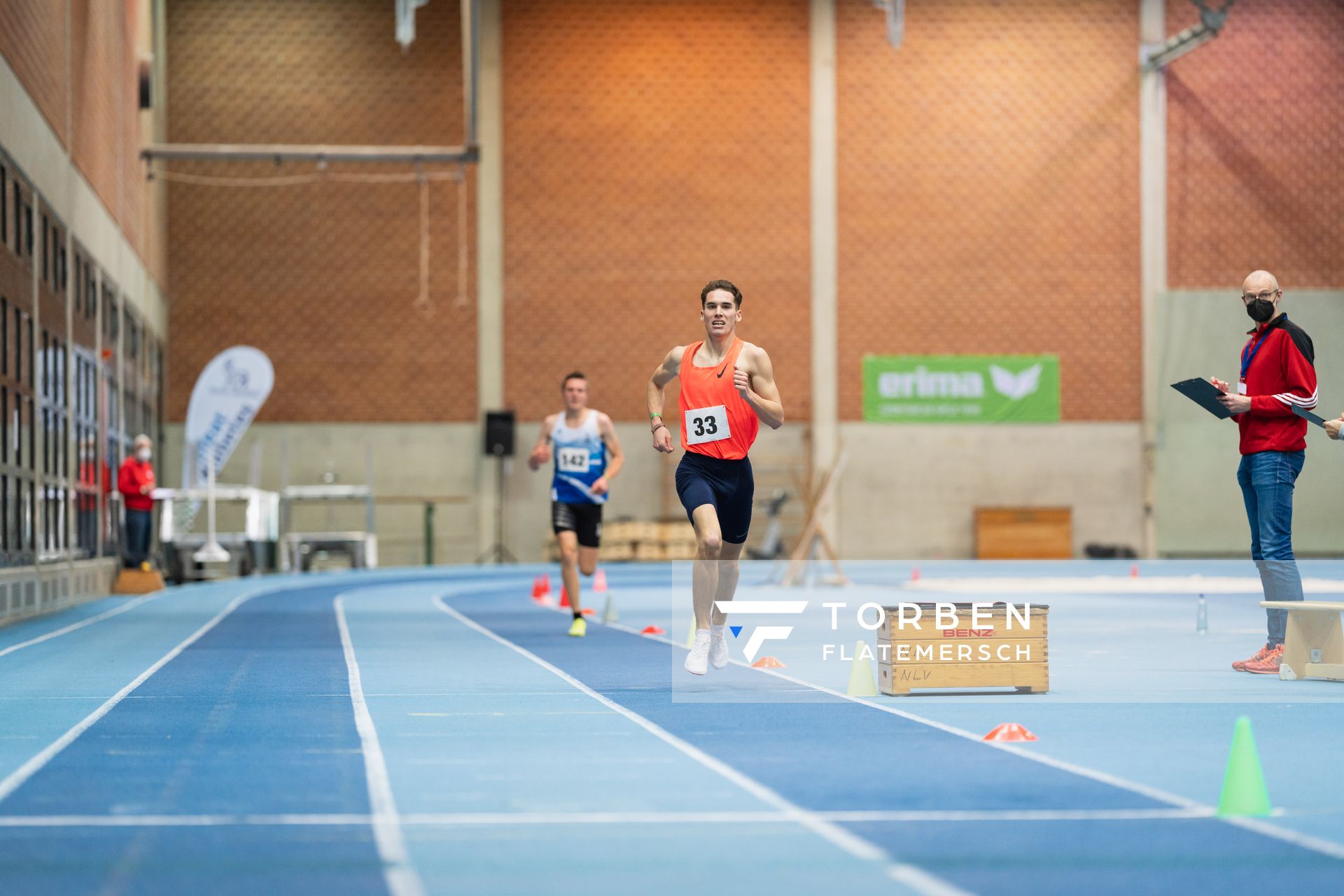 Felix Ebel (Emder Laufgemeinschaft) ueber 3000m; Niedersaechsische Hallenmeisterschaften am 23.01.2022 in der Leichtathletikhalle im Sportleistungszentrum Hannover
