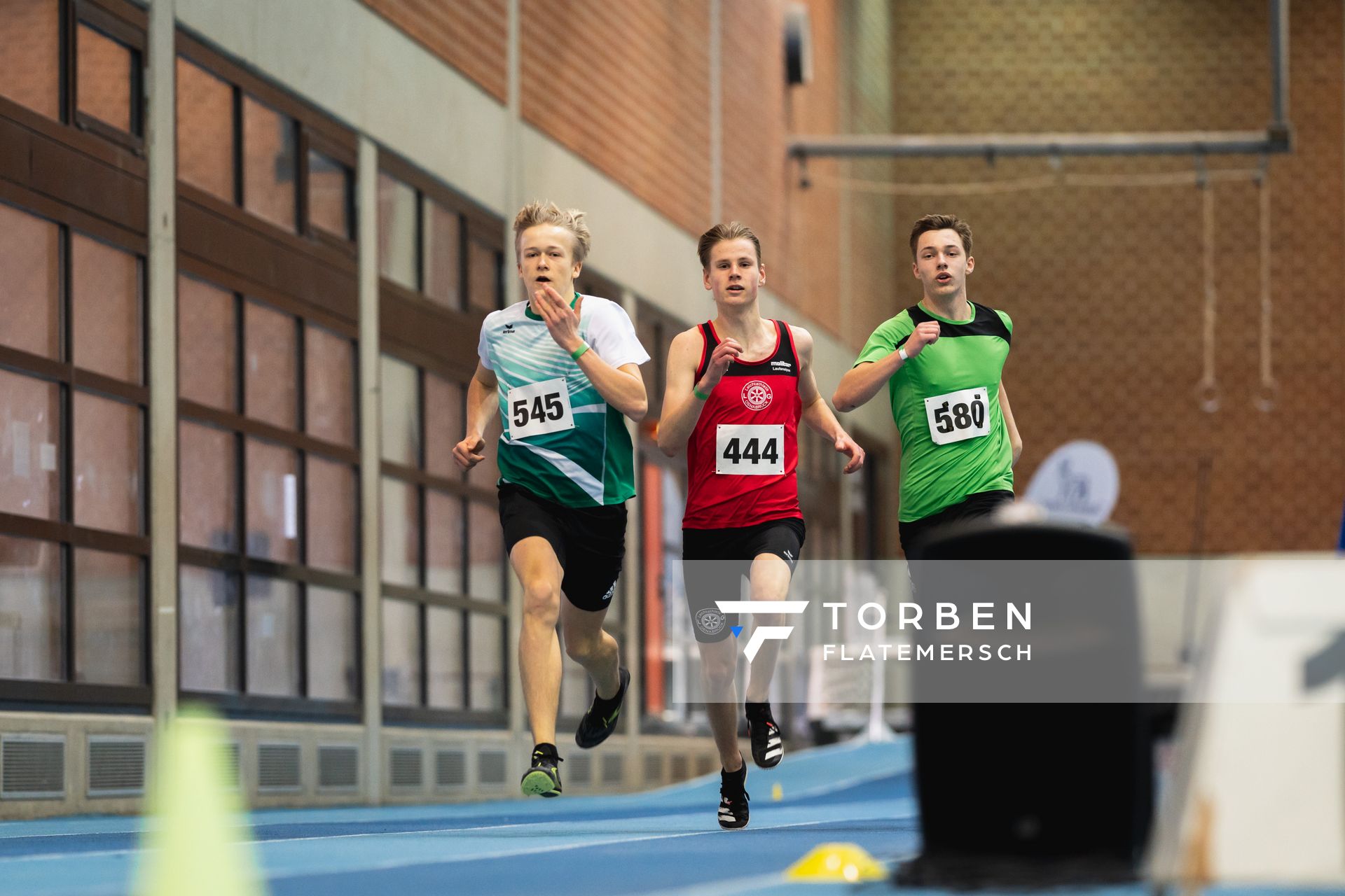 Keno Waldeck (TS Grossburgwedel), Mika Pikutzki (LG Osnabrueck), Florian Tschense (VfL Bueckeburg) bei den niedersaechsischen Hallenmeisterschaften am 05.02.2022 in der Leichtathletikhalle im Sportleistungszentrum Hannover