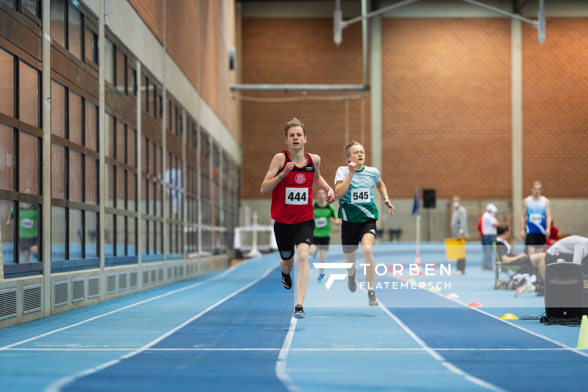 Mika Pikutzki (LG Osnabrueck), Keno Waldeck (TS Grossburgwedel) bei den niedersaechsischen Hallenmeisterschaften am 05.02.2022 in der Leichtathletikhalle im Sportleistungszentrum Hannover