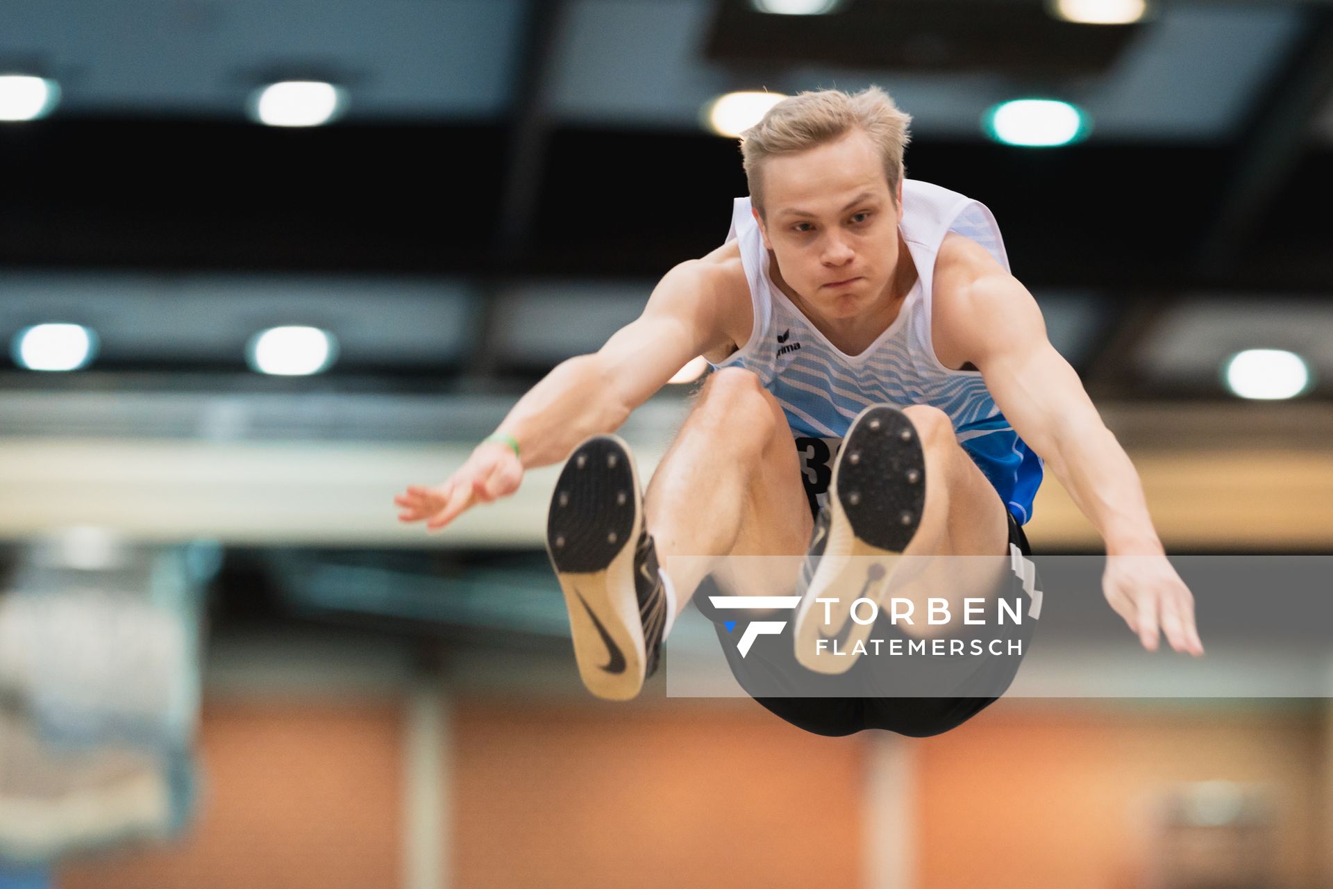 Marek Pabst (BTB Oldenburg) im Weitsprung bei den niedersaechsischen Hallenmeisterschaften am 05.02.2022 in der Leichtathletikhalle im Sportleistungszentrum Hannover