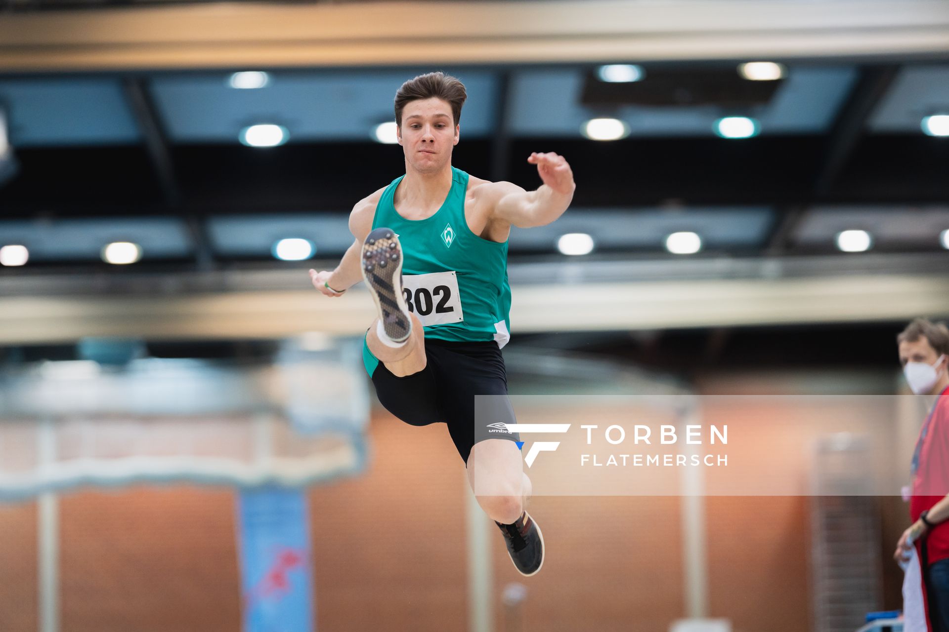 Lasse Pixberg (SV Werder Bremen) im Weitsprung bei den niedersaechsischen Hallenmeisterschaften am 05.02.2022 in der Leichtathletikhalle im Sportleistungszentrum Hannover