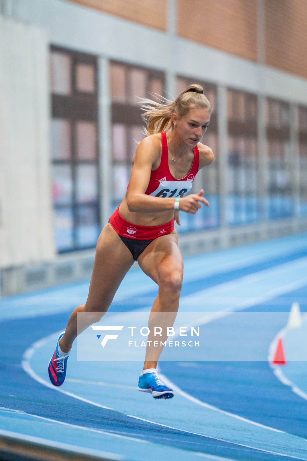 Luna Thiel (VfL Eintracht Hannover) ueber 400m bei den niedersaechsischen Hallenmeisterschaften am 05.02.2022 in der Leichtathletikhalle im Sportleistungszentrum Hannover