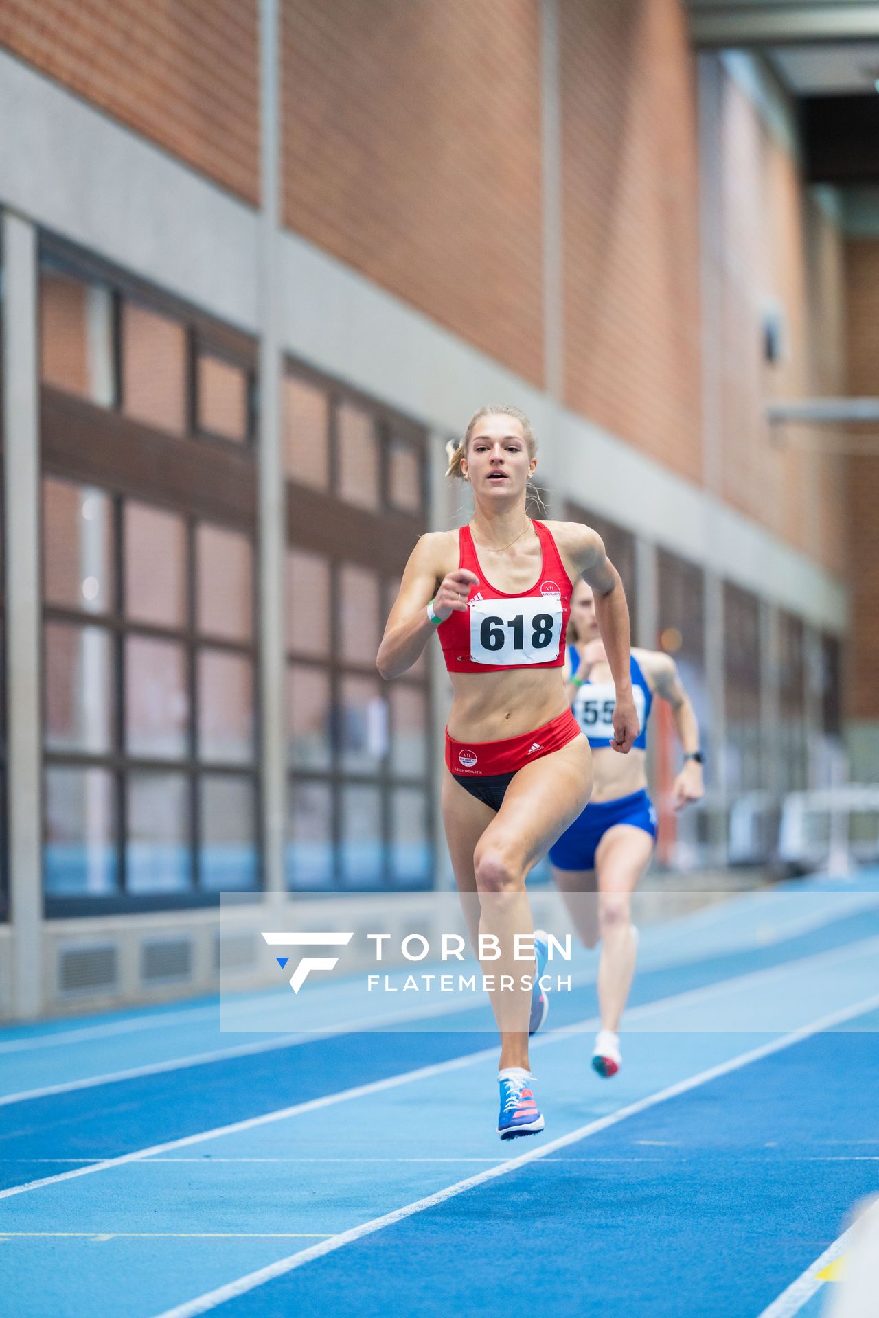 Luna Thiel (VfL Eintracht Hannover) ueber 400m bei den niedersaechsischen Hallenmeisterschaften am 05.02.2022 in der Leichtathletikhalle im Sportleistungszentrum Hannover