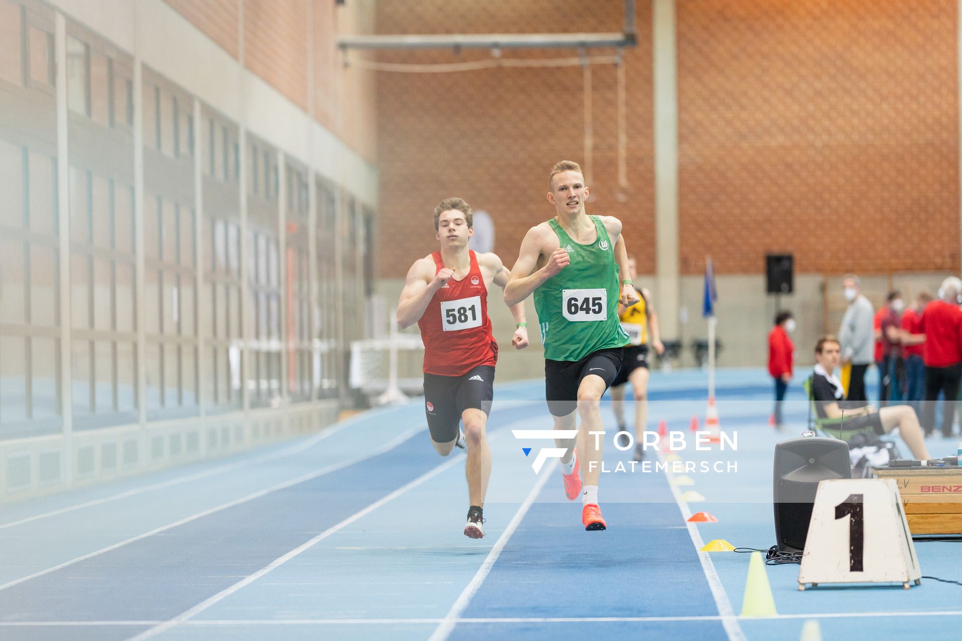 Armin Baaske (VfL Eintracht Hannover), Louis Quarata (VfL Wolfsburg) ueber 400m bei den niedersaechsischen Hallenmeisterschaften am 05.02.2022 in der Leichtathletikhalle im Sportleistungszentrum Hannover