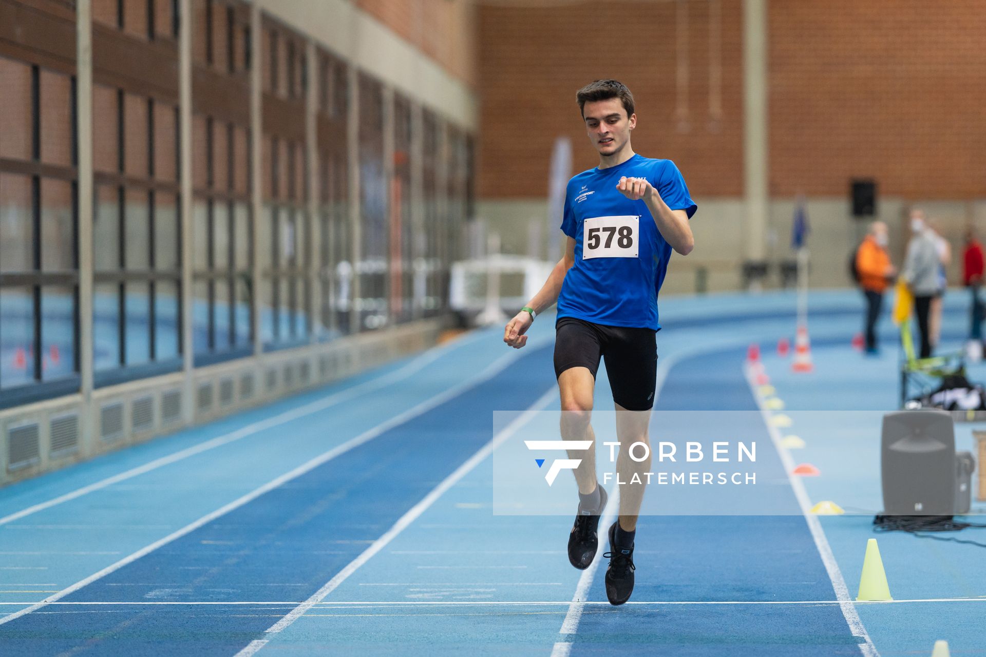 Laurenz Badenhop (TV Jahn Walsrode) ueber 400m bei den niedersaechsischen Hallenmeisterschaften am 05.02.2022 in der Leichtathletikhalle im Sportleistungszentrum Hannover