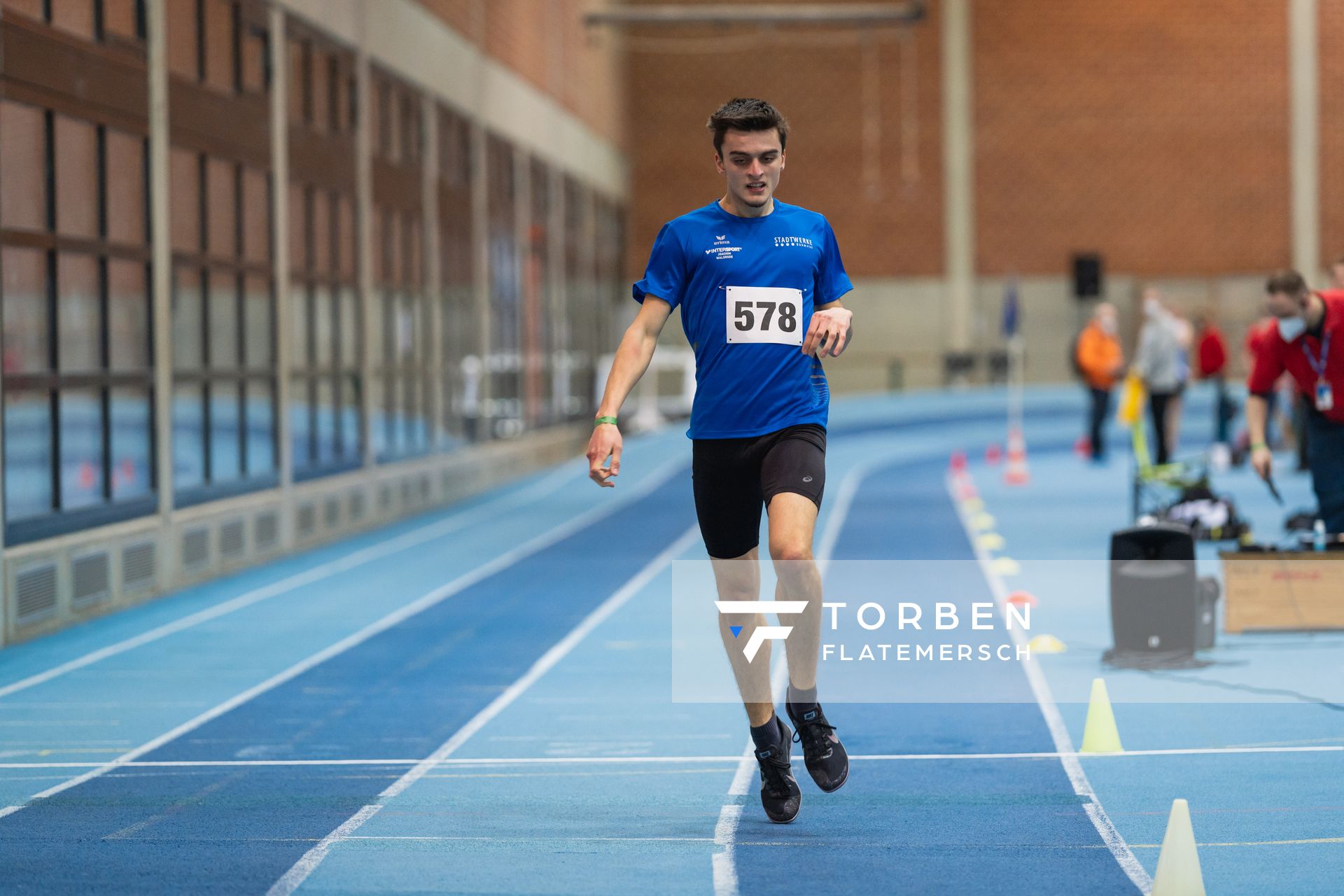 Laurenz Badenhop (TV Jahn Walsrode) ueber 400m bei den niedersaechsischen Hallenmeisterschaften am 05.02.2022 in der Leichtathletikhalle im Sportleistungszentrum Hannover