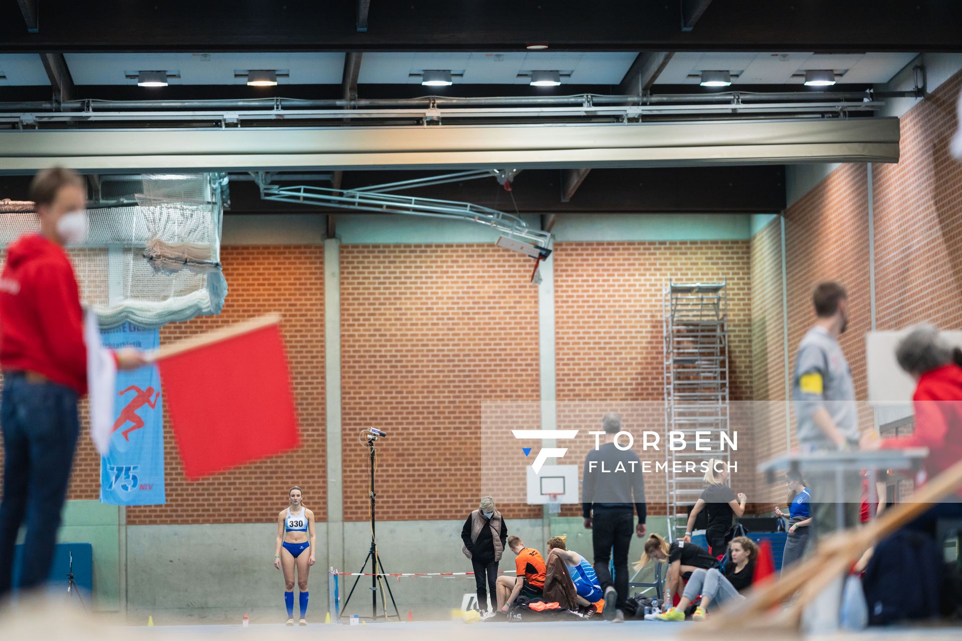 Vanessa Hintz (BTB Oldenburg) im Weitsprung bei den niedersaechsischen Hallenmeisterschaften am 05.02.2022 in der Leichtathletikhalle im Sportleistungszentrum Hannover