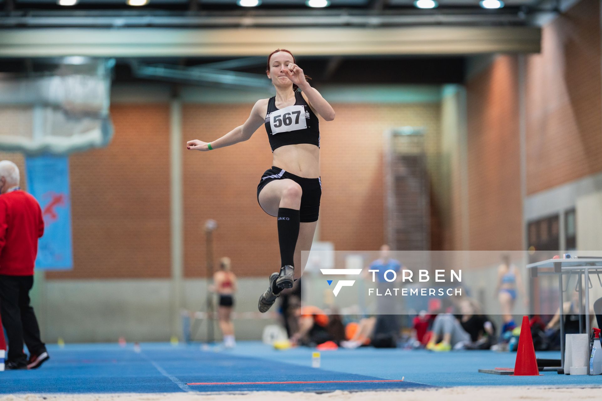 Clara Marie Koch (TuS Bad Essen) im Weitsprung bei den niedersaechsischen Hallenmeisterschaften am 05.02.2022 in der Leichtathletikhalle im Sportleistungszentrum Hannover