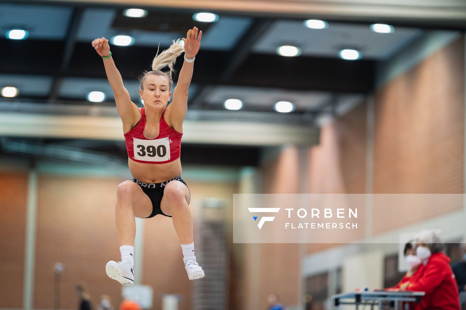 Emily Kuehn (LG Braunschweig) im Weitsprung bei den niedersaechsischen Hallenmeisterschaften am 05.02.2022 in der Leichtathletikhalle im Sportleistungszentrum Hannover