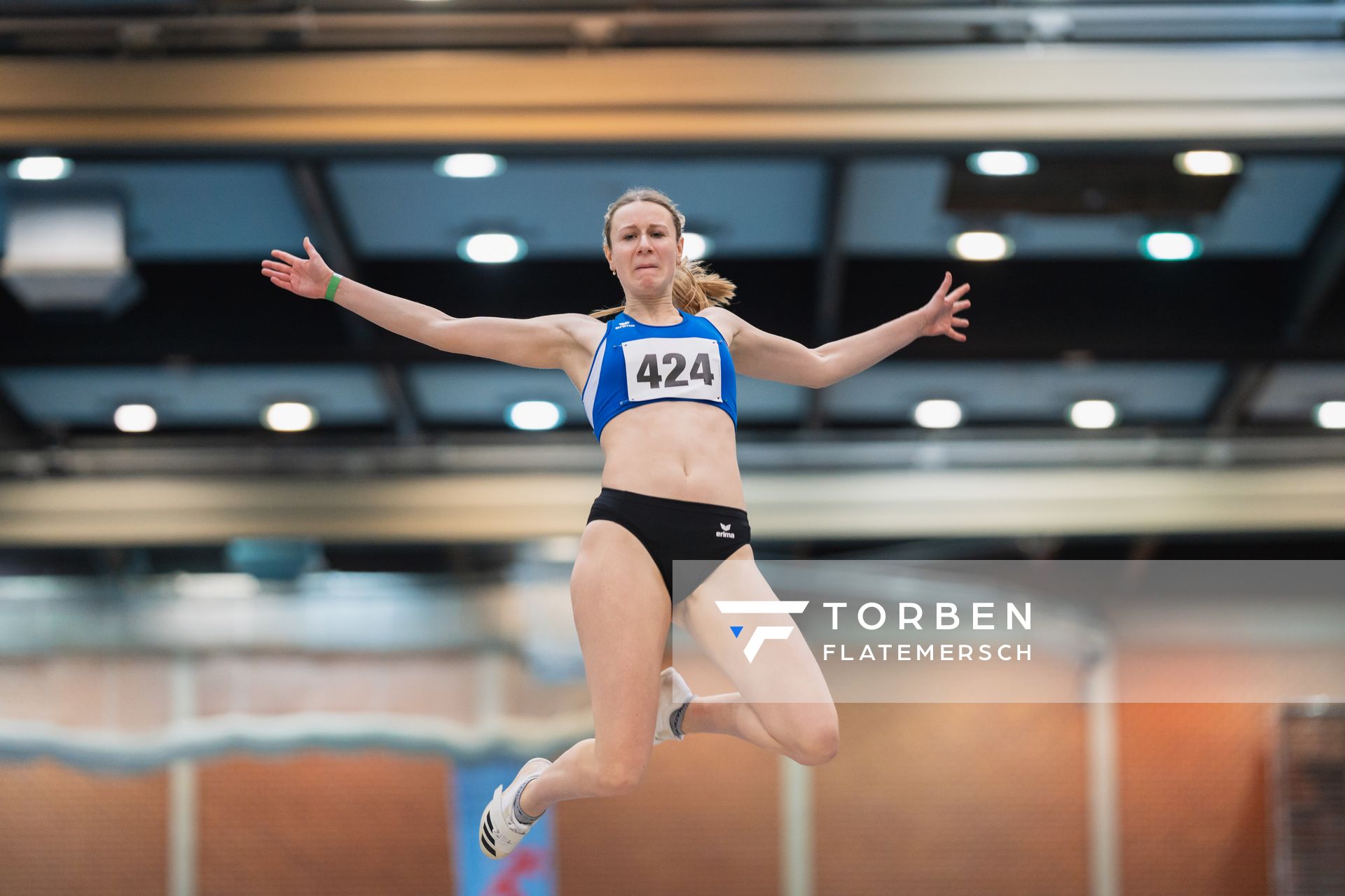 Kajsa Gerkens (LG Kreis Verden) bei den niedersaechsischen Hallenmeisterschaften am 05.02.2022 in der Leichtathletikhalle im Sportleistungszentrum Hannover