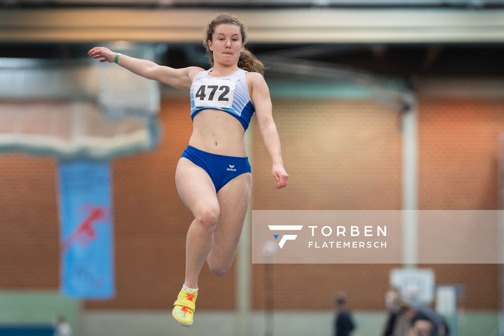 Nele Fasold (LG Weserbergland) im Weitsprung bei den niedersaechsischen Hallenmeisterschaften am 05.02.2022 in der Leichtathletikhalle im Sportleistungszentrum Hannover