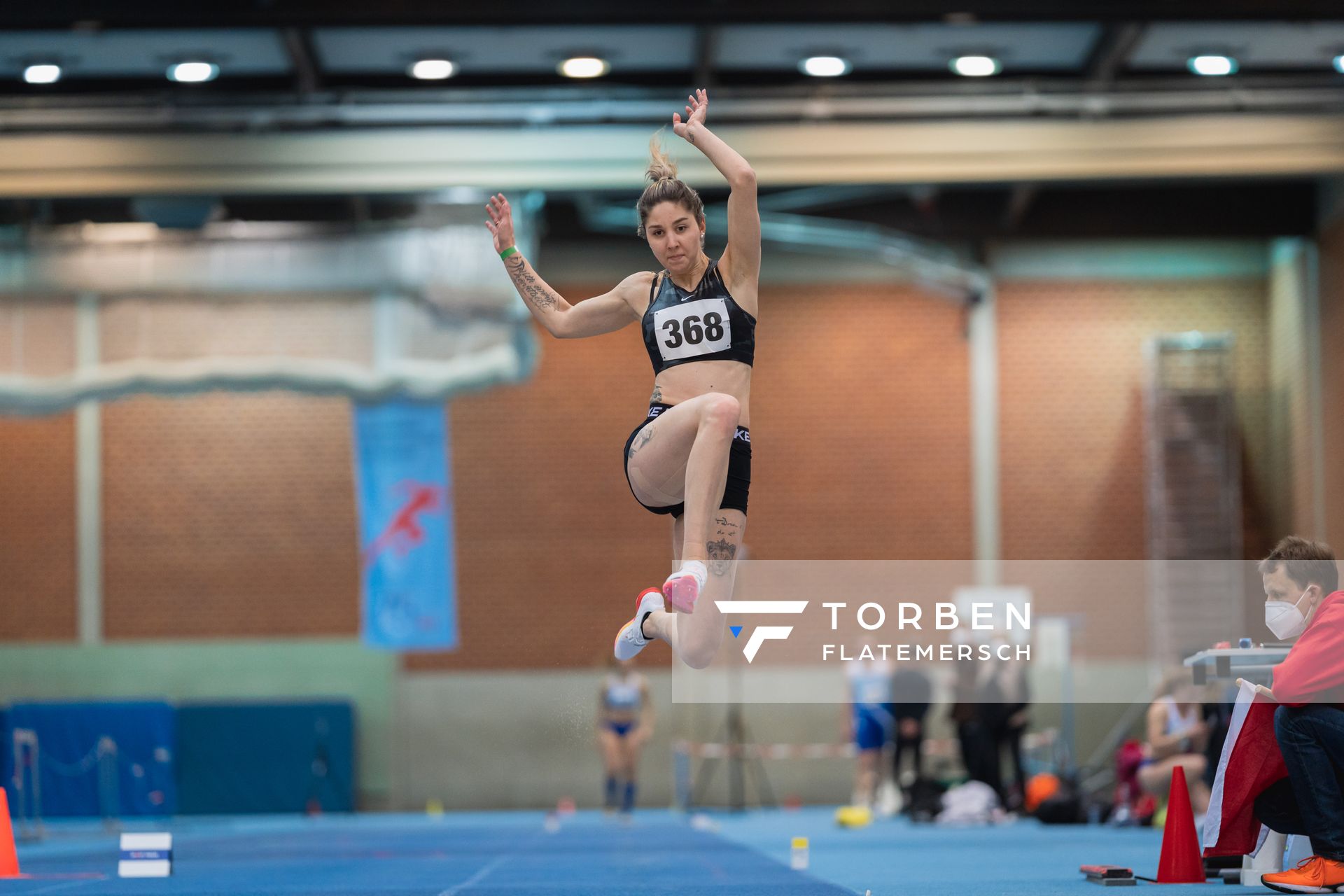 Christin Repnak (Hannover 96) im Weitsprung bei den niedersaechsischen Hallenmeisterschaften am 05.02.2022 in der Leichtathletikhalle im Sportleistungszentrum Hannover