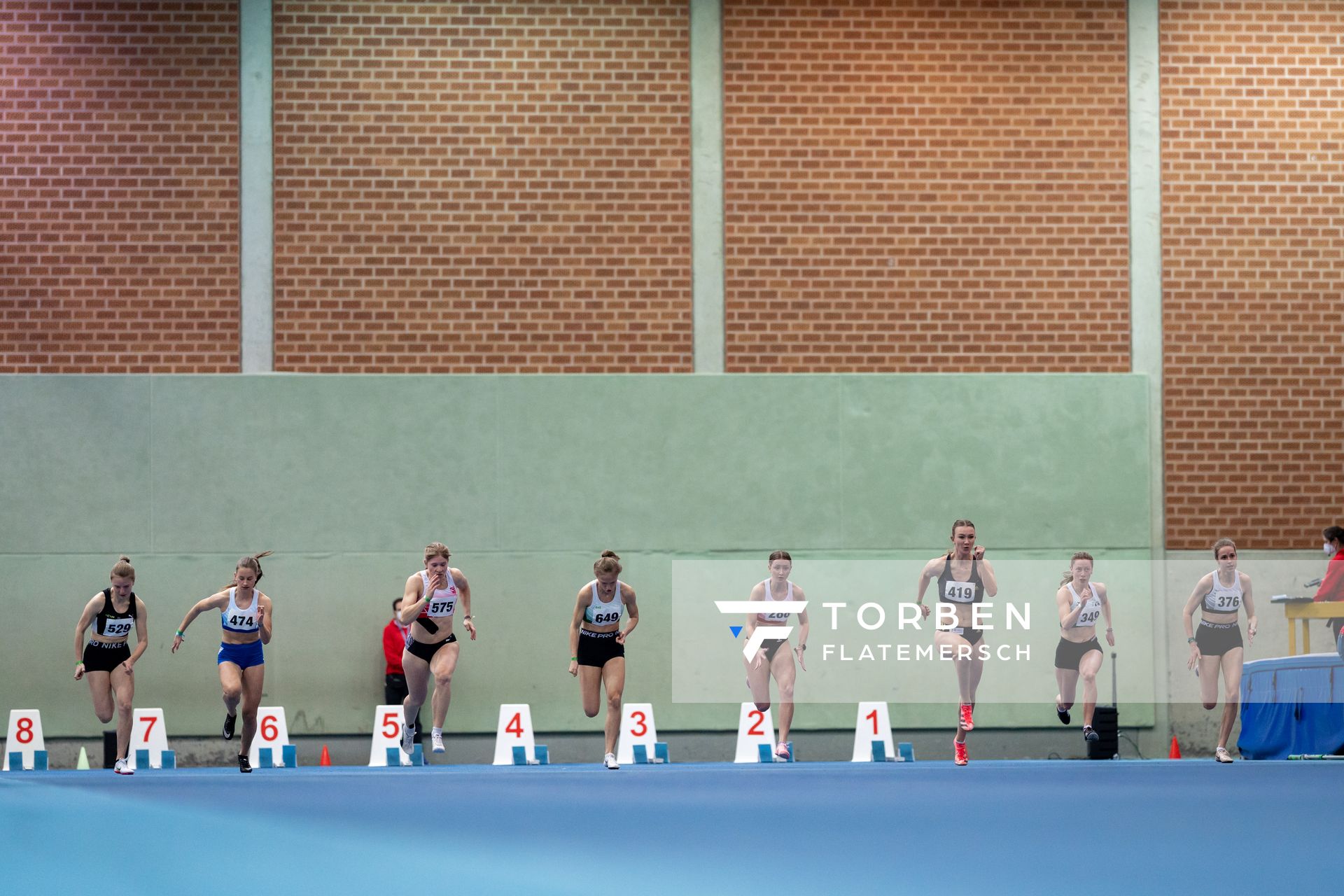 Jule Wachtendorf (SV Nordenham), Lea Kimpel (LG Weserbergland), Talea Prepens (TV Cloppenburg), Nele Jaworski (VfL Wolfsburg), Fenja Schaefer (Bremer LT), Kira Wittmann (LG Goettingen), Emilie Philipps (Eintracht Hildesheim), Nele Mueller (LAV Zeven) bei den niedersaechsischen Hallenmeisterschaften am 05.02.2022 in der Leichtathletikhalle im Sportleistungszentrum Hannover