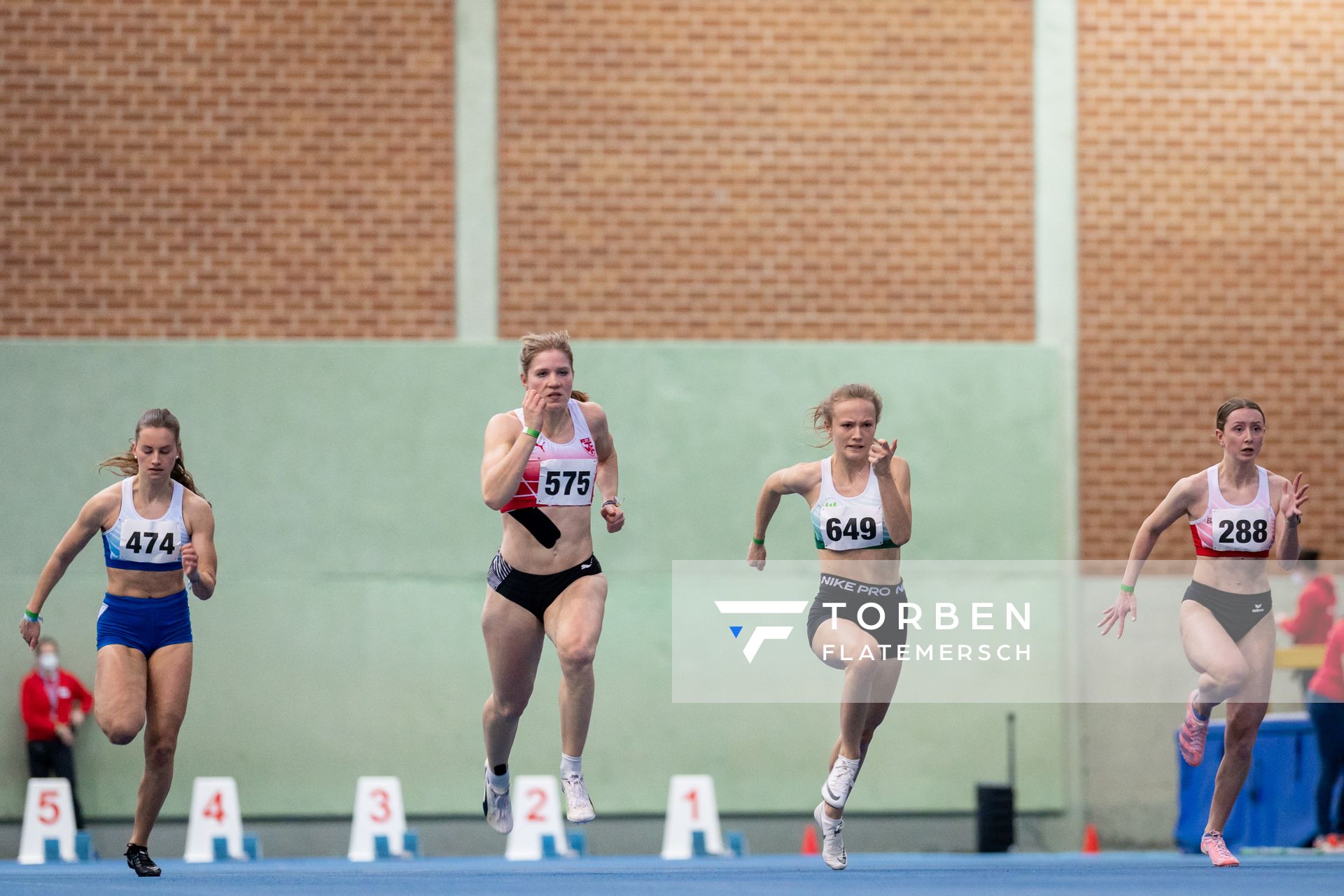 Lea Kimpel (LG Weserbergland), Talea Prepens (TV Cloppenburg), Nele Jaworski (VfL Wolfsburg), Fenja Schaefer (Bremer LT), Kira Wittmann (LG Goettingen), Emilie Philipps (Eintracht Hildesheim) bei den niedersaechsischen Hallenmeisterschaften am 05.02.2022 in der Leichtathletikhalle im Sportleistungszentrum Hannover