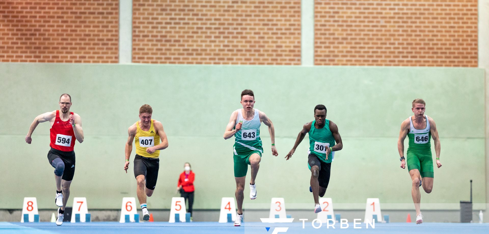 Tobias Morawietz (VfL Wolfsburg), Noah Olabisi (SV Werder Bremen) bei den niedersaechsischen Hallenmeisterschaften am 05.02.2022 in der Leichtathletikhalle im Sportleistungszentrum Hannover