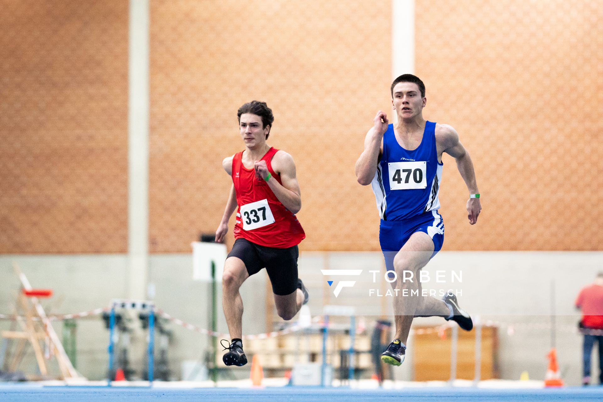 Jakob Buchberger (DSC Oldenburg), Samuel Kedzierski (LG Weserbergland) bei den niedersaechsischen Hallenmeisterschaften am 05.02.2022 in der Leichtathletikhalle im Sportleistungszentrum Hannover