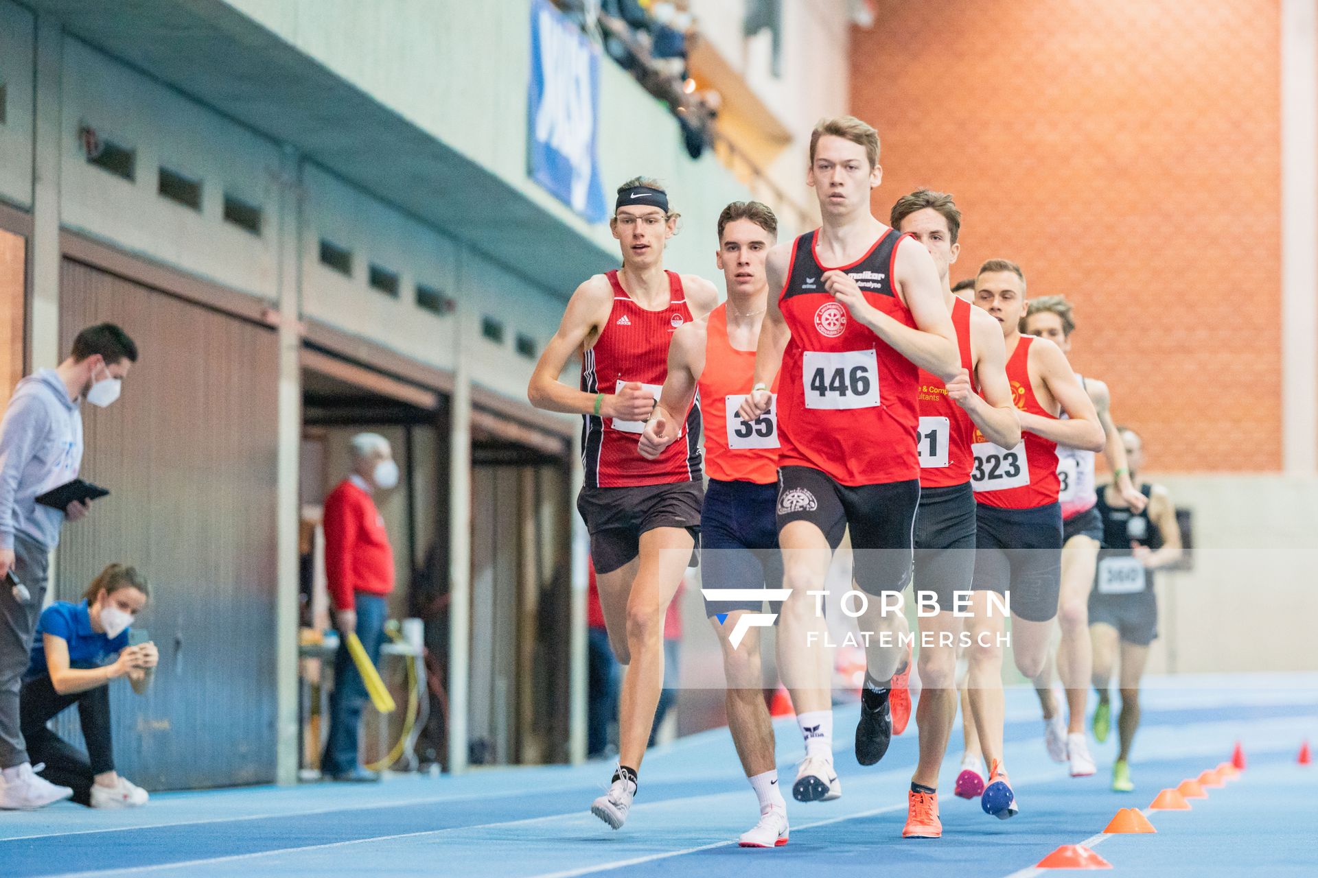 Erik Siemer (LG Osnabrueck) vor Felix Ebel (Emder Laufgemeinschaft) bei den niedersaechsischen Hallenmeisterschaften am 05.02.2022 in der Leichtathletikhalle im Sportleistungszentrum Hannover
