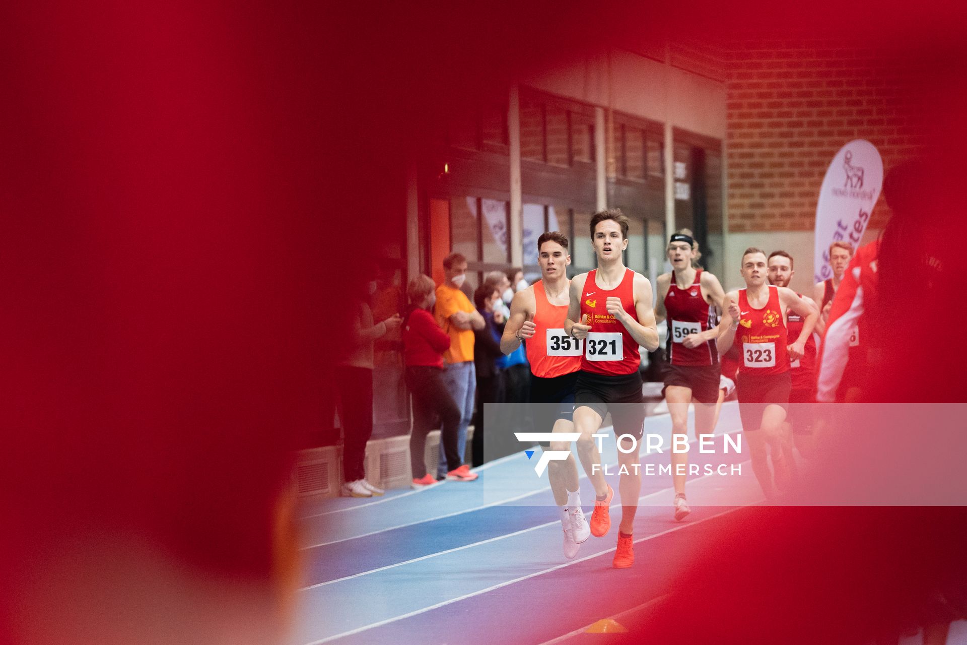 Felix Ebel (Emder Laufgemeinschaft), Tim Kalies (Braunschweiger Laufclub) ueber 1500m bei den niedersaechsischen Hallenmeisterschaften am 05.02.2022 in der Leichtathletikhalle im Sportleistungszentrum Hannover