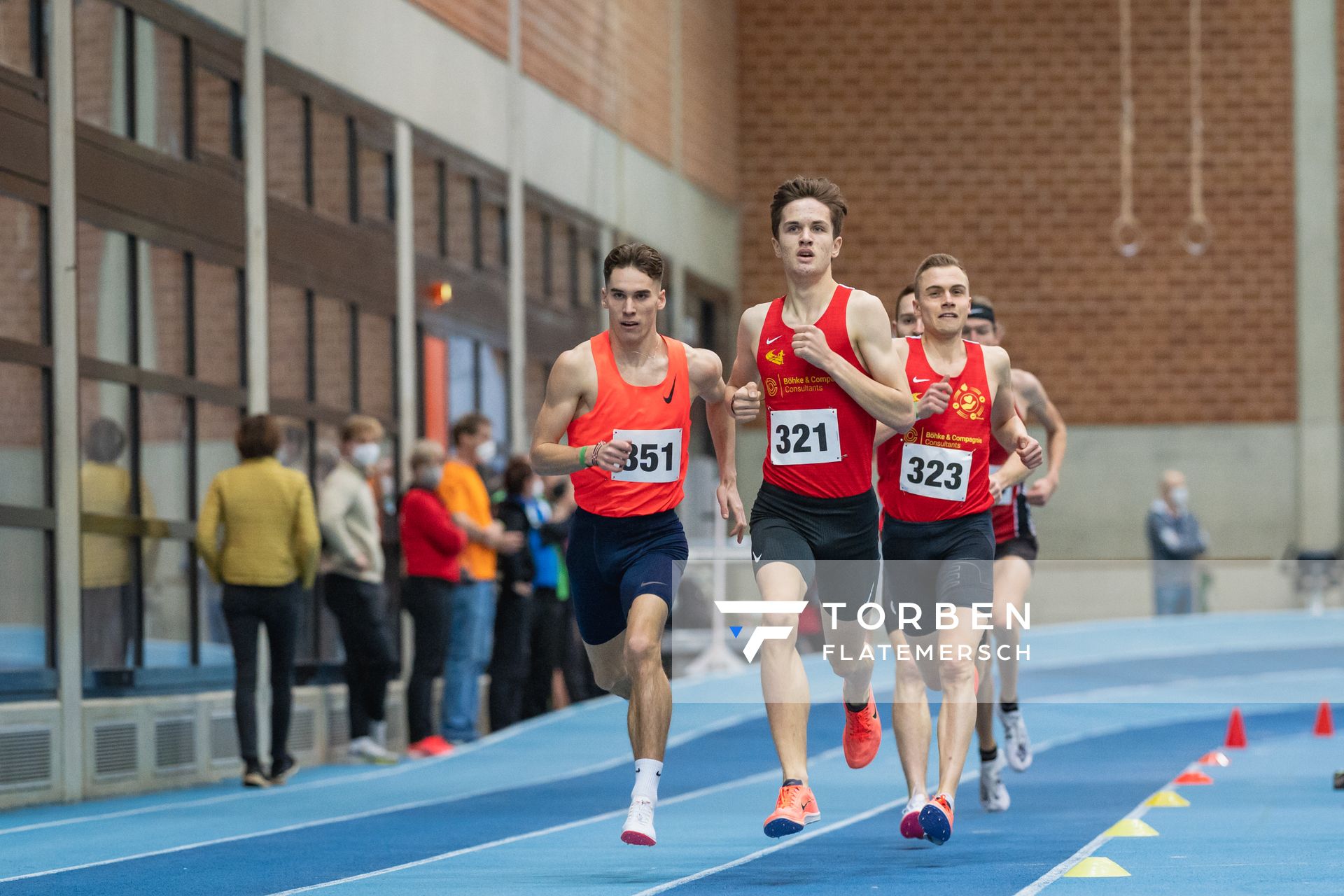 Felix Ebel (Emder Laufgemeinschaft), Tim Kalies (Braunschweiger Laufclub), René Menzel (Braunschweiger Laufclub) ueber 1500m bei den niedersaechsischen Hallenmeisterschaften am 05.02.2022 in der Leichtathletikhalle im Sportleistungszentrum Hannover