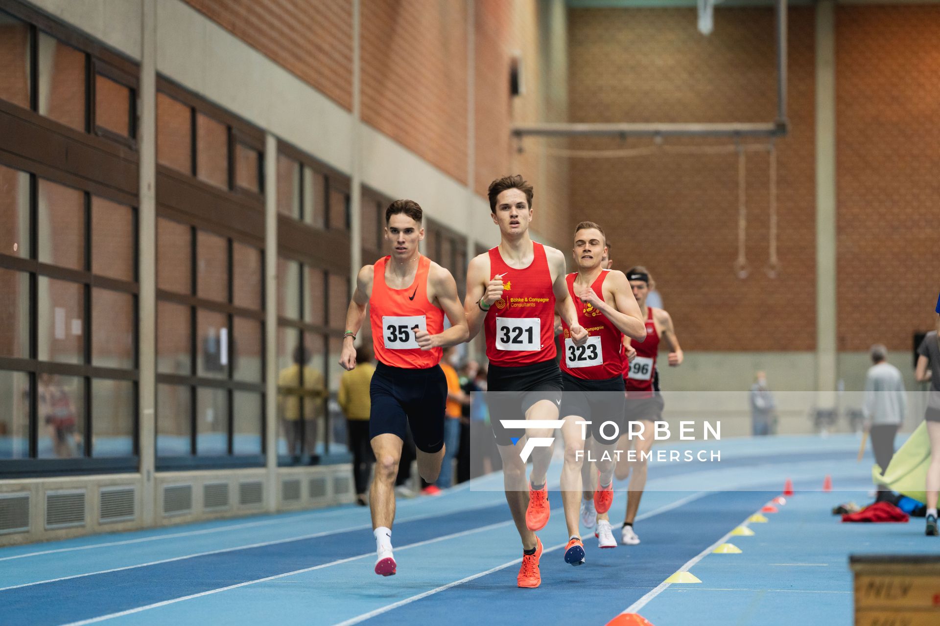 Tim Kalies (Braunschweiger Laufclub), Felix Ebel (Emder Laufgemeinschaft), René Menzel (Braunschweiger Laufclub) bei den niedersaechsischen Hallenmeisterschaften am 05.02.2022 in der Leichtathletikhalle im Sportleistungszentrum Hannover