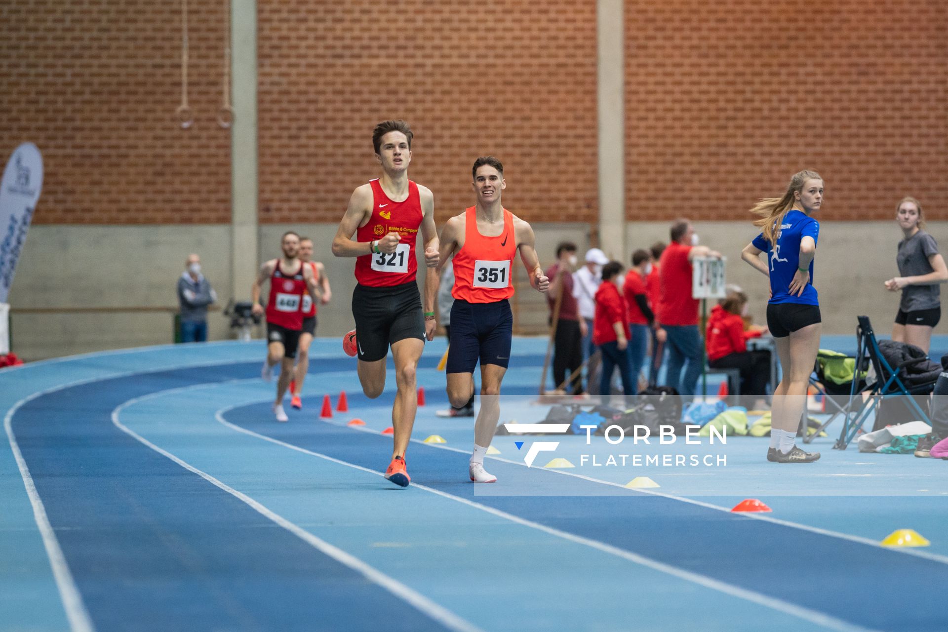 Felix Ebel (Emder Laufgemeinschaft), Tim Kalies (Braunschweiger Laufclub) ueber 1500m bei den niedersaechsischen Hallenmeisterschaften am 05.02.2022 in der Leichtathletikhalle im Sportleistungszentrum Hannover