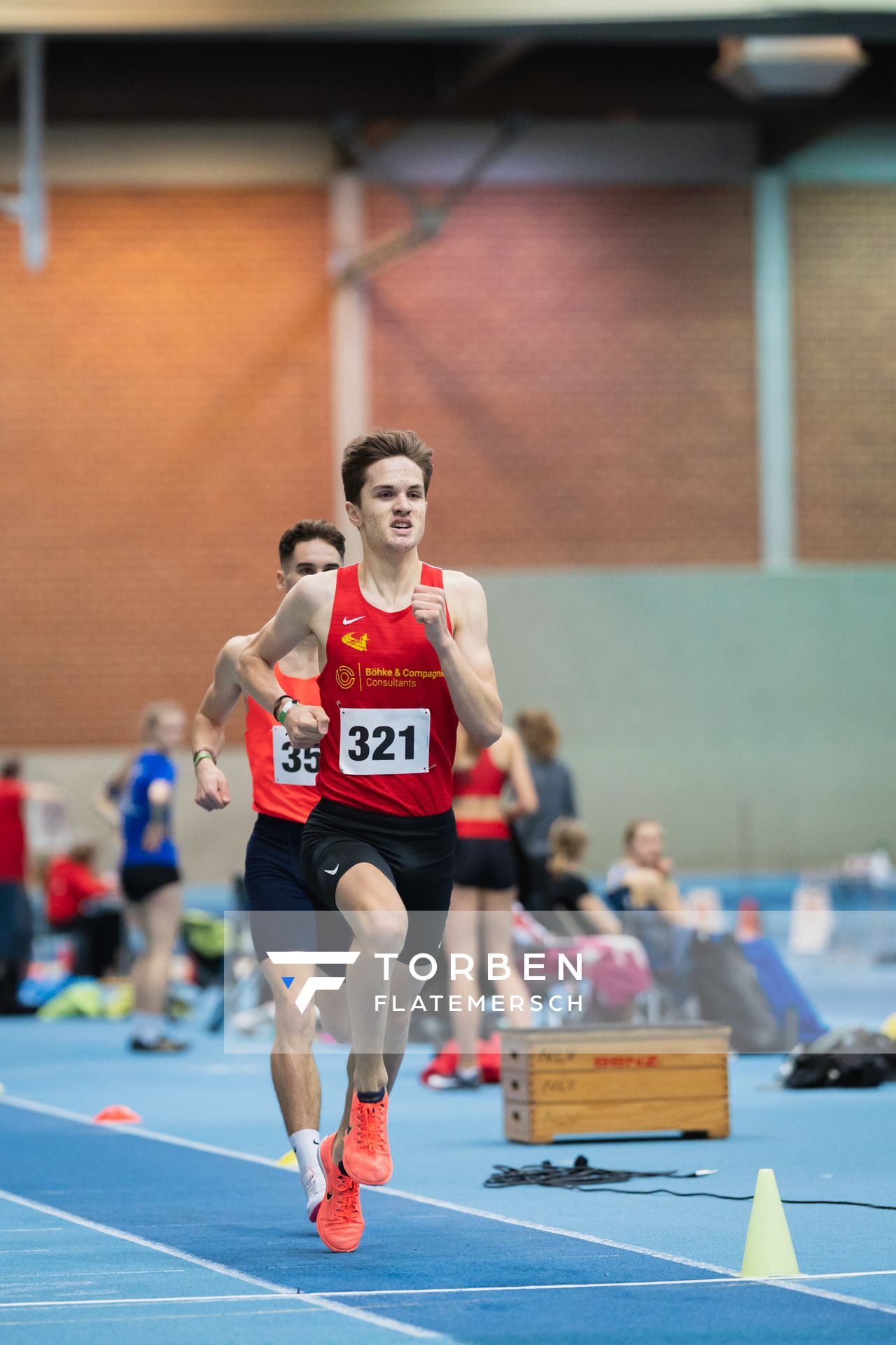 Felix Ebel (Emder Laufgemeinschaft), Tim Kalies (Braunschweiger Laufclub) ueber 1500m bei den niedersaechsischen Hallenmeisterschaften am 05.02.2022 in der Leichtathletikhalle im Sportleistungszentrum Hannover