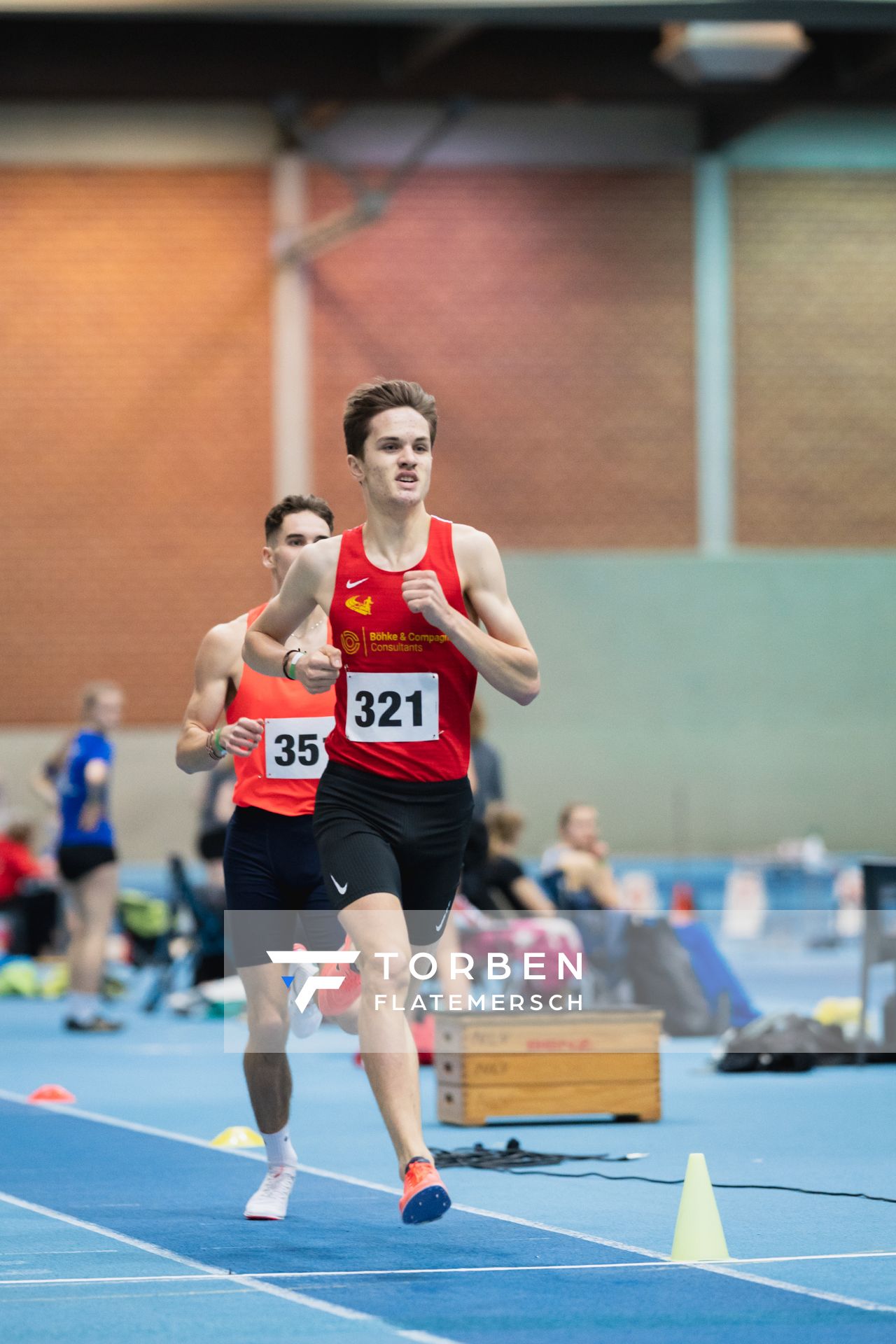 Felix Ebel (Emder Laufgemeinschaft), Tim Kalies (Braunschweiger Laufclub) ueber 1500m bei den niedersaechsischen Hallenmeisterschaften am 05.02.2022 in der Leichtathletikhalle im Sportleistungszentrum Hannover