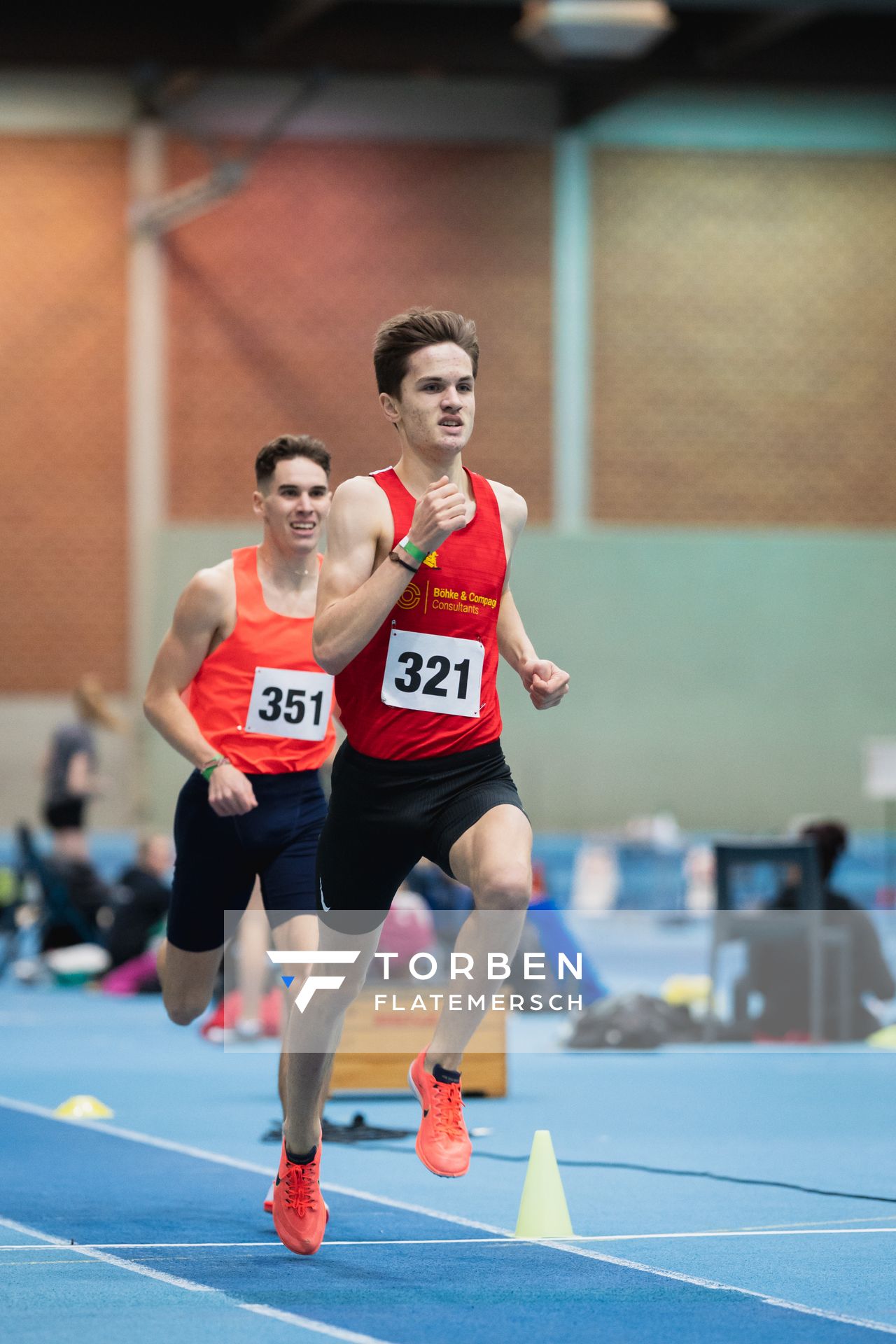 Felix Ebel (Emder Laufgemeinschaft), Tim Kalies (Braunschweiger Laufclub) ueber 1500m bei den niedersaechsischen Hallenmeisterschaften am 05.02.2022 in der Leichtathletikhalle im Sportleistungszentrum Hannover