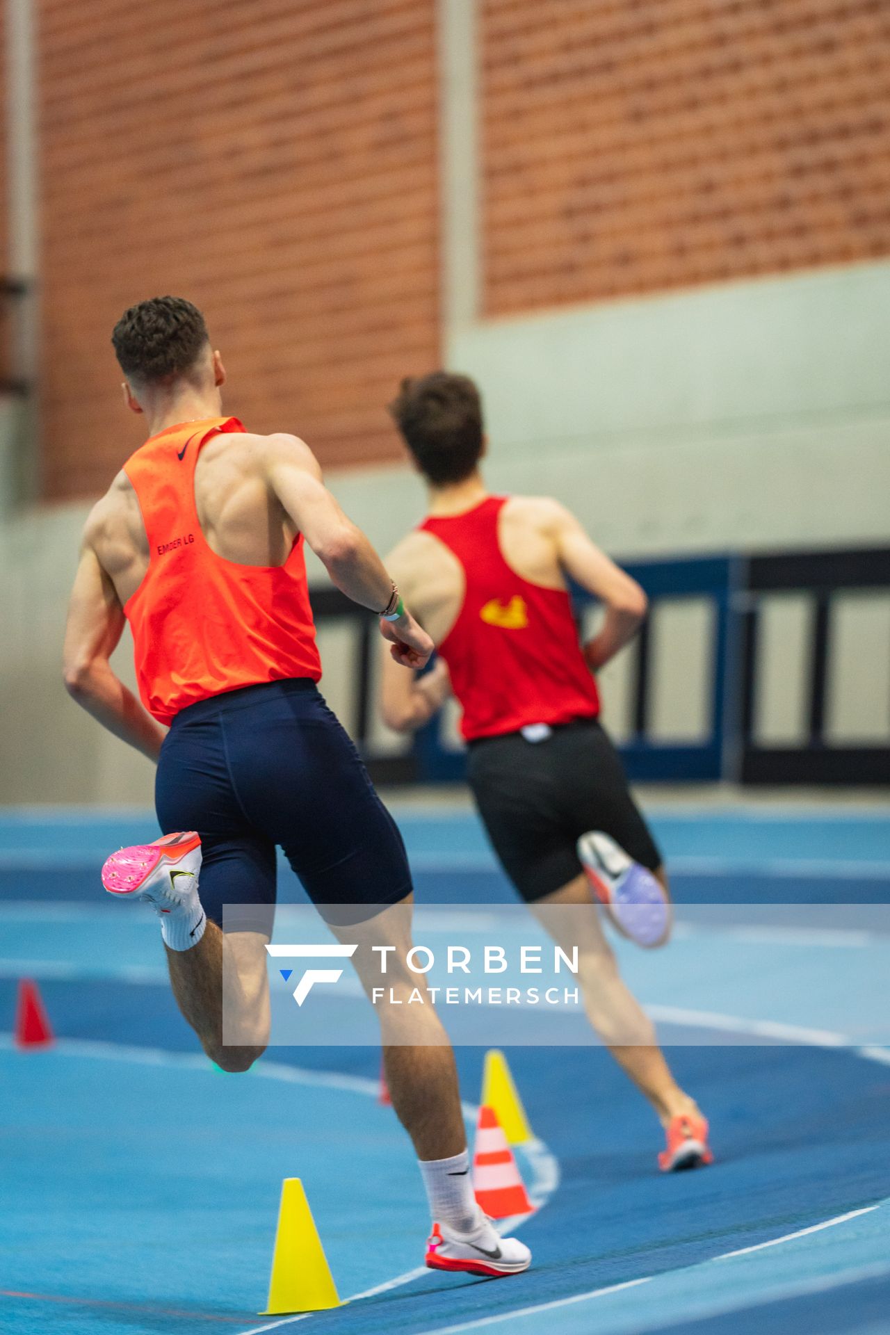 Felix Ebel (Emder Laufgemeinschaft), Tim Kalies (Braunschweiger Laufclub) bei den niedersaechsischen Hallenmeisterschaften am 05.02.2022 in der Leichtathletikhalle im Sportleistungszentrum Hannover