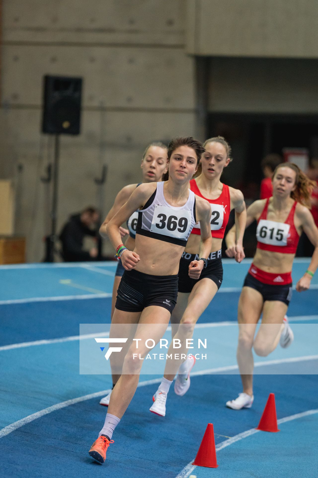 Jasmina Stahl (Hannover 96) vor Nele Heymann (TuS Haren) bei den niedersaechsischen Hallenmeisterschaften am 05.02.2022 in der Leichtathletikhalle im Sportleistungszentrum Hannover