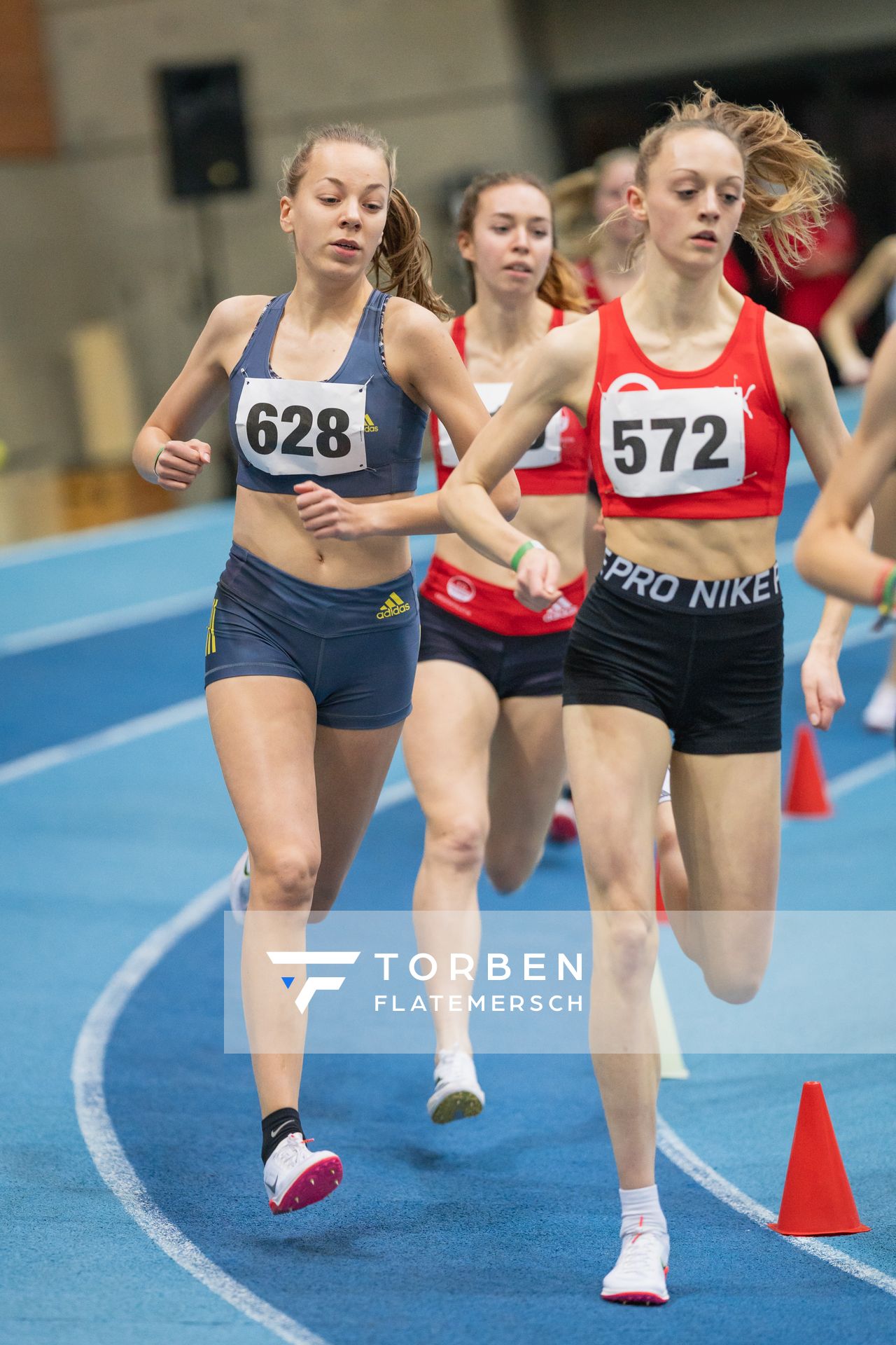 Carolin Hinrichs (VfL Loeningen), Nele Heymann (TuS Haren) ueber 1500m bei den niedersaechsischen Hallenmeisterschaften am 05.02.2022 in der Leichtathletikhalle im Sportleistungszentrum Hannover