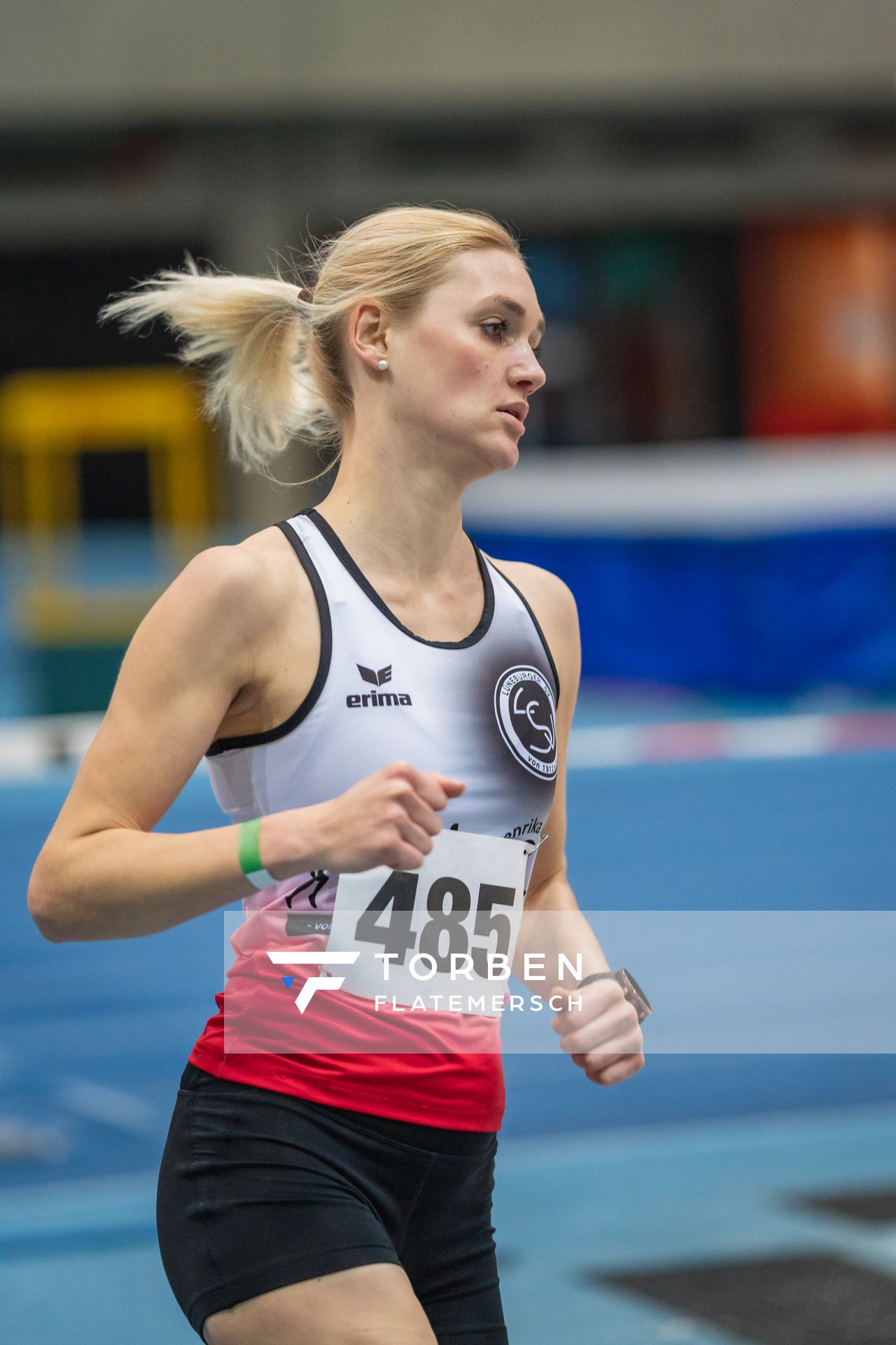 Martha Studtmann (Lueneburger SV) ueber 1500m bei den niedersaechsischen Hallenmeisterschaften am 05.02.2022 in der Leichtathletikhalle im Sportleistungszentrum Hannover