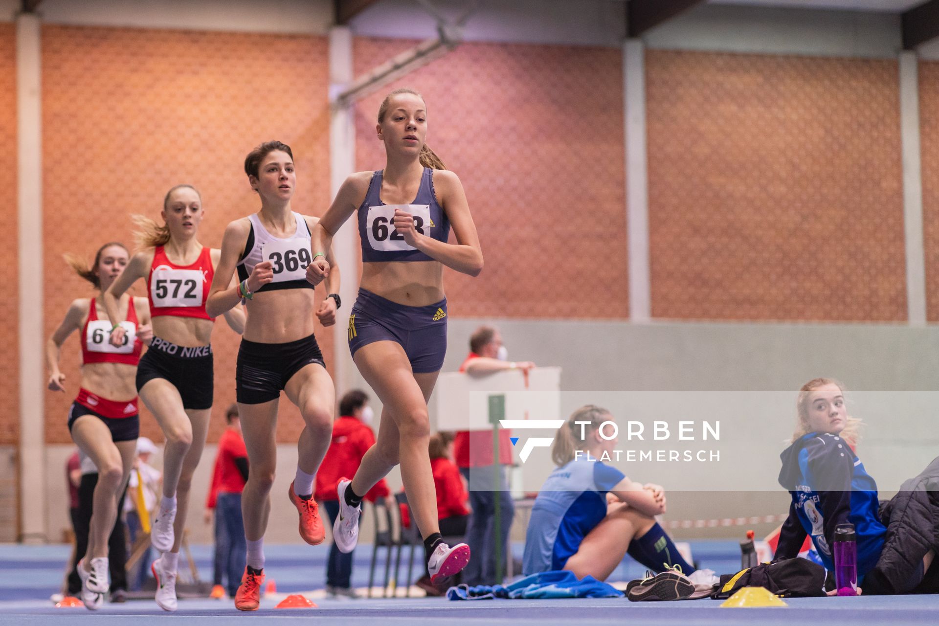 Carolin Hinrichs (VfL Loeningen) vor Jasmina Stahl (Hannover 96), Nele Heymann (TuS Haren), Jana Schluesche (VfL Eintracht Hannover) bei den niedersaechsischen Hallenmeisterschaften am 05.02.2022 in der Leichtathletikhalle im Sportleistungszentrum Hannover