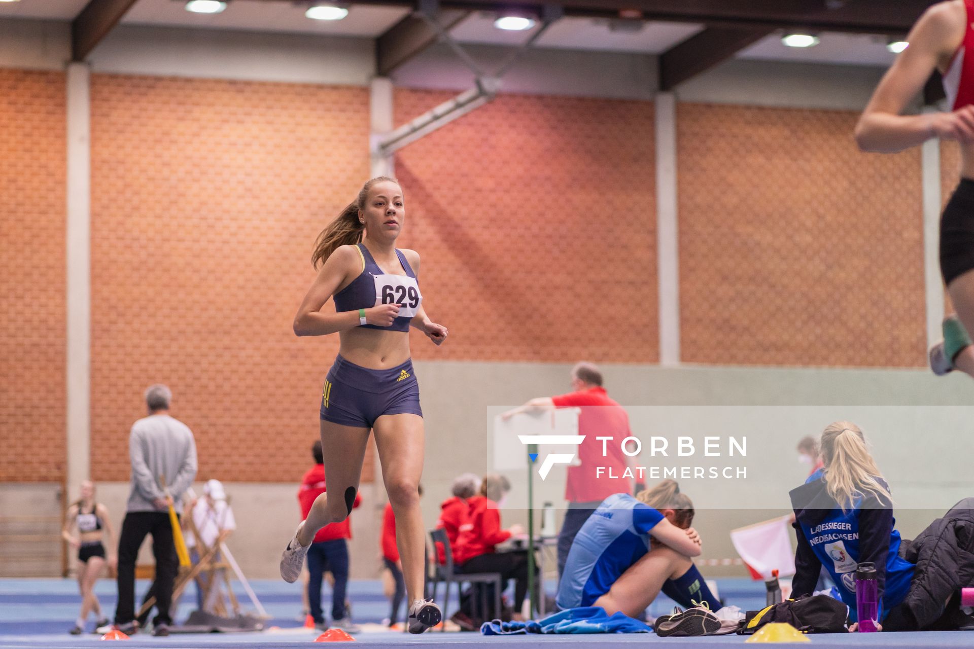 Sophie Hinrichs (VfL Loeningen) ueber 1500m bei den niedersaechsischen Hallenmeisterschaften am 05.02.2022 in der Leichtathletikhalle im Sportleistungszentrum Hannover