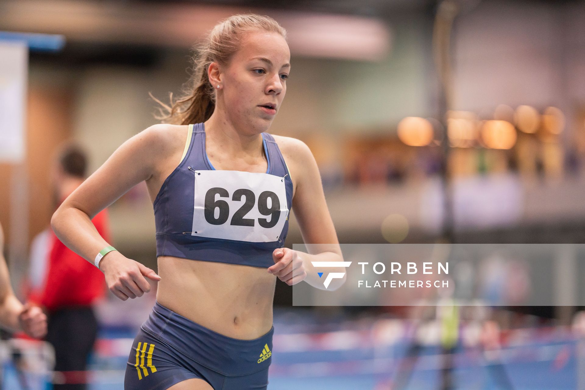 Sophie Hinrichs (VfL Loeningen) ueber 1500m bei den niedersaechsischen Hallenmeisterschaften am 05.02.2022 in der Leichtathletikhalle im Sportleistungszentrum Hannover