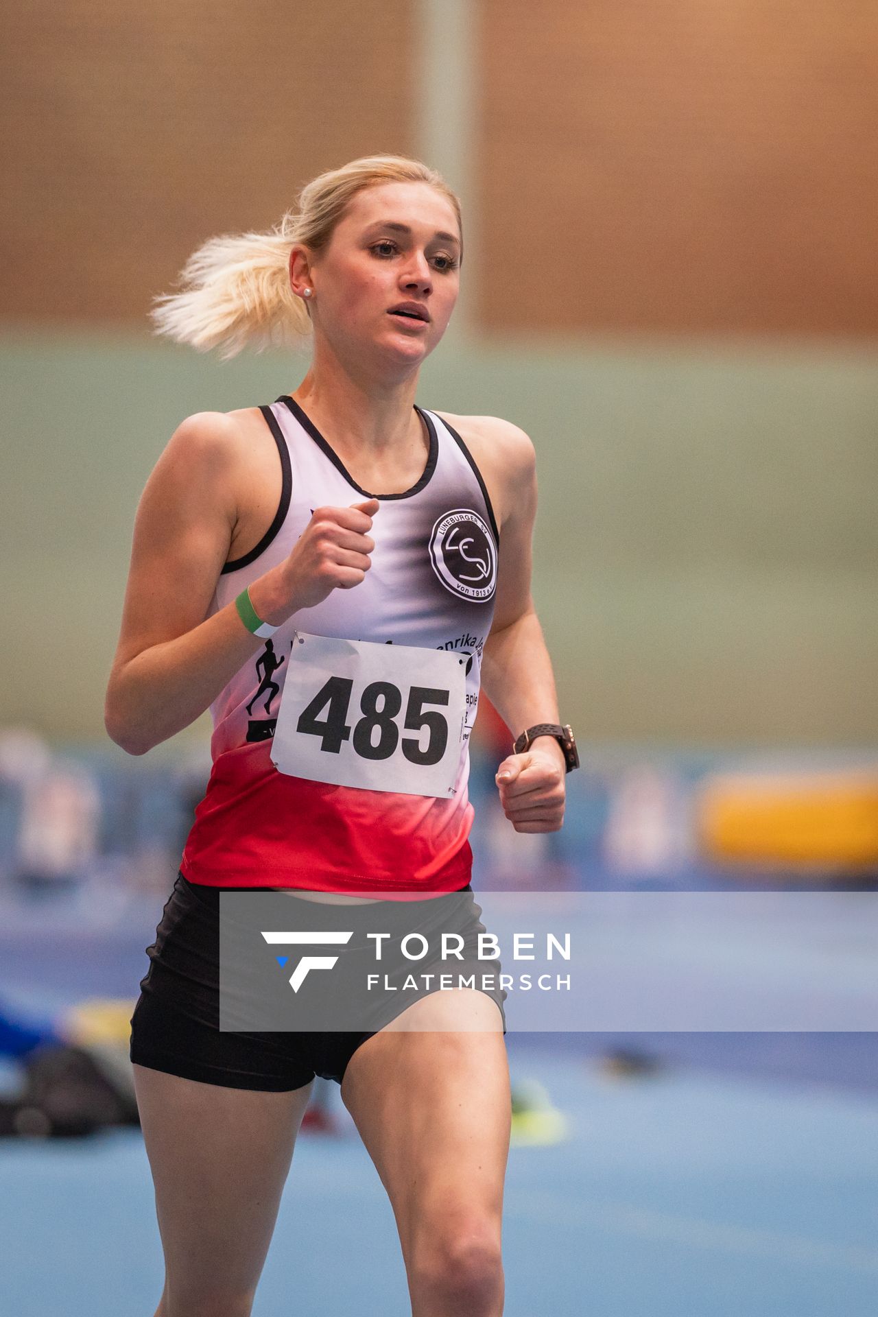 Martha Studtmann (Lueneburger SV) ueber 1500m bei den niedersaechsischen Hallenmeisterschaften am 05.02.2022 in der Leichtathletikhalle im Sportleistungszentrum Hannover
