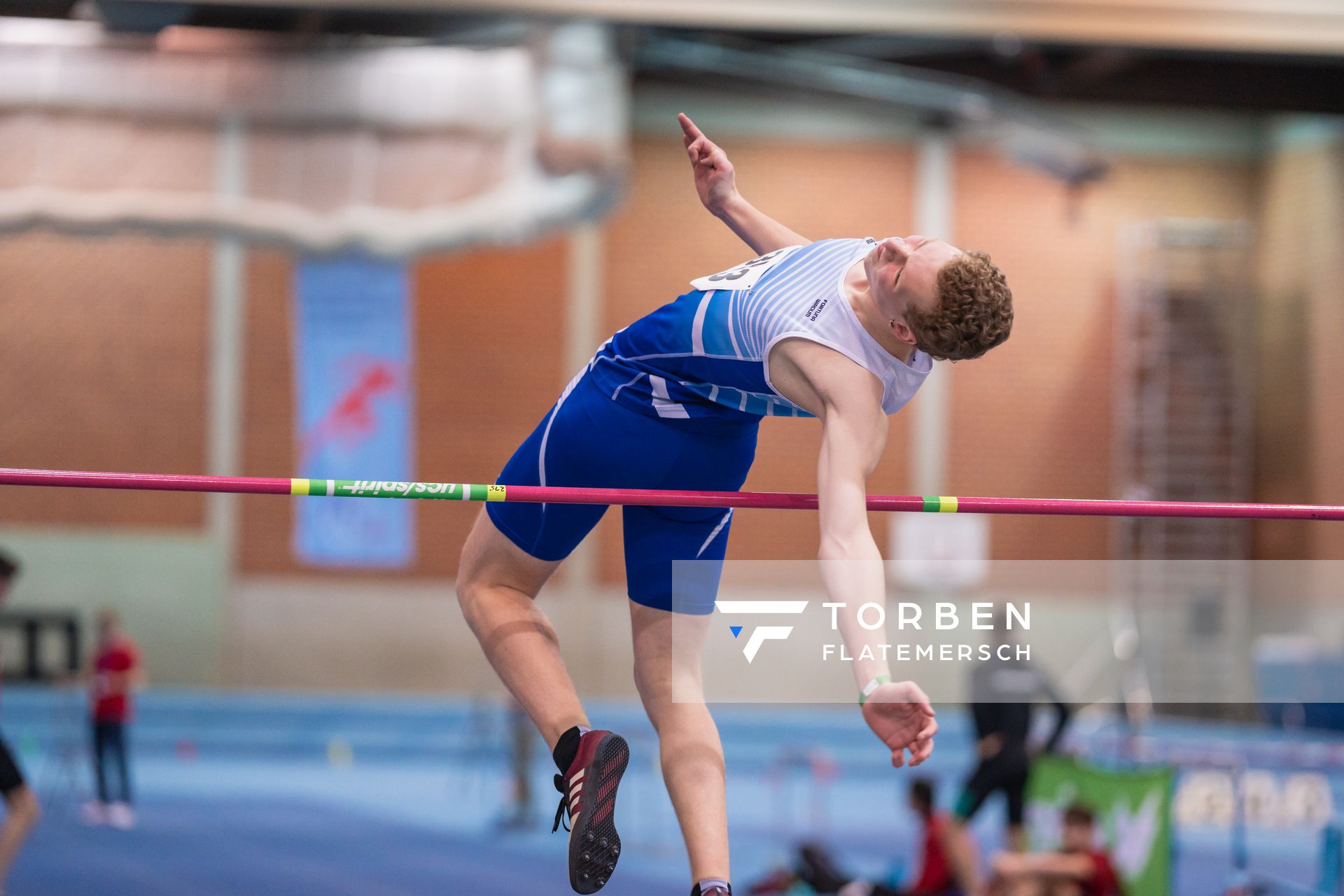 Thilo Schueler (Fortuna Wirdum) im Hochsprung bei den niedersaechsischen Hallenmeisterschaften am 05.02.2022 in der Leichtathletikhalle im Sportleistungszentrum Hannover