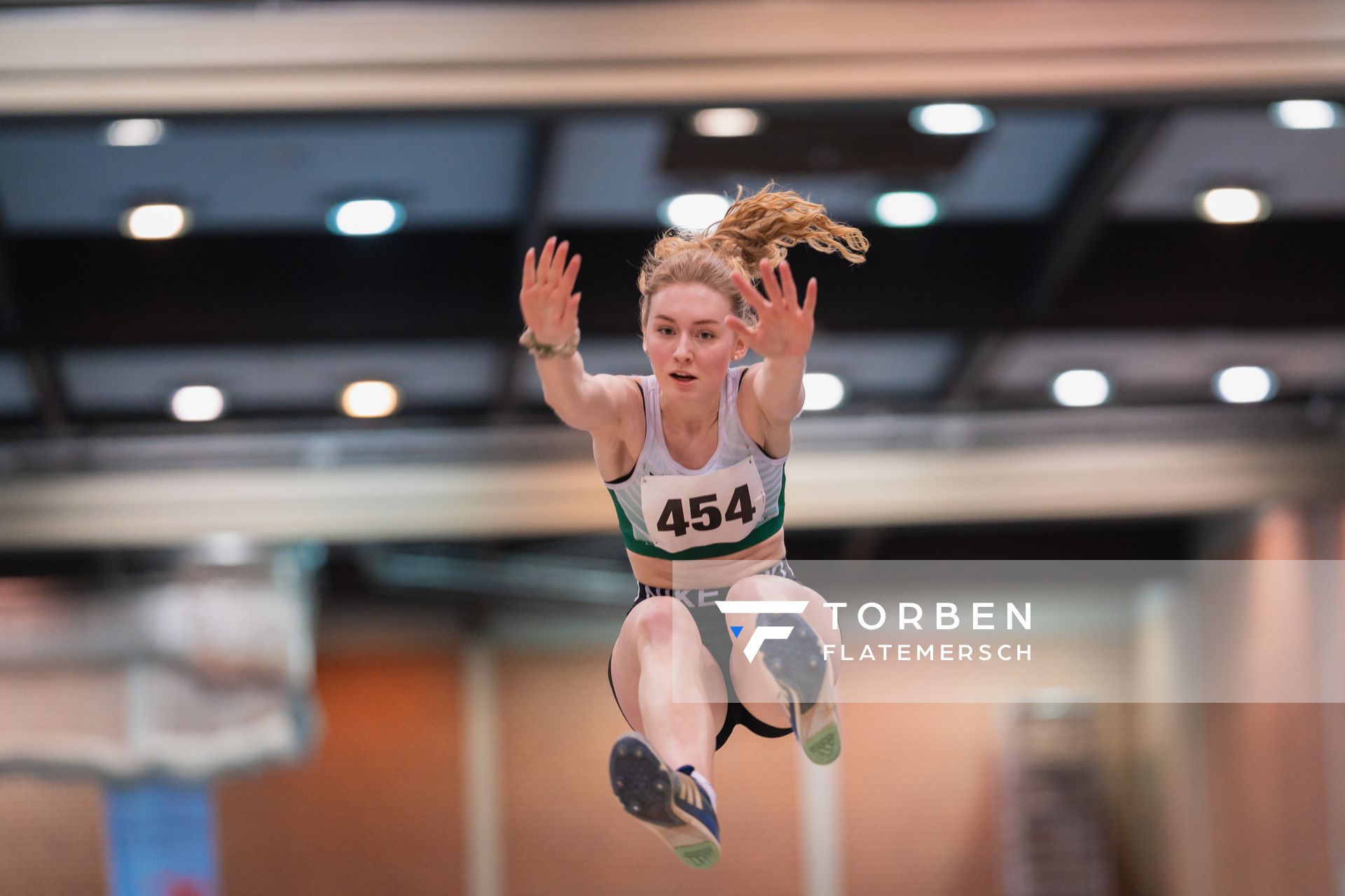 Ann-Kathrin Kuhr (LG Papenburg/Aschendorf) beim Weitsprung bei den niedersaechsischen Hallenmeisterschaften am 05.02.2022 in der Leichtathletikhalle im Sportleistungszentrum Hannover