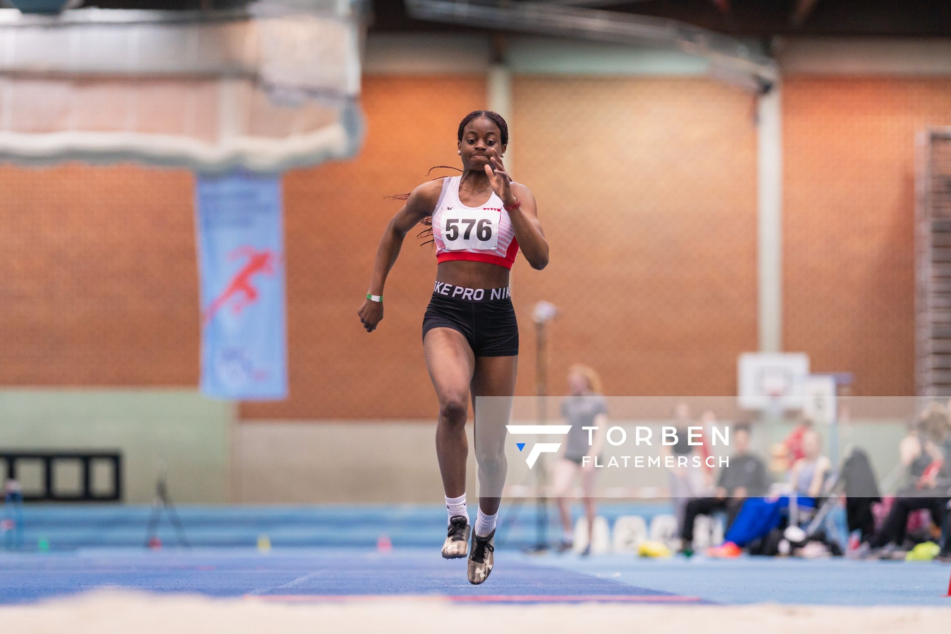 Nadia Wema (TV Cloppenburg) im Weitsprung bei den niedersaechsischen Hallenmeisterschaften am 05.02.2022 in der Leichtathletikhalle im Sportleistungszentrum Hannover
