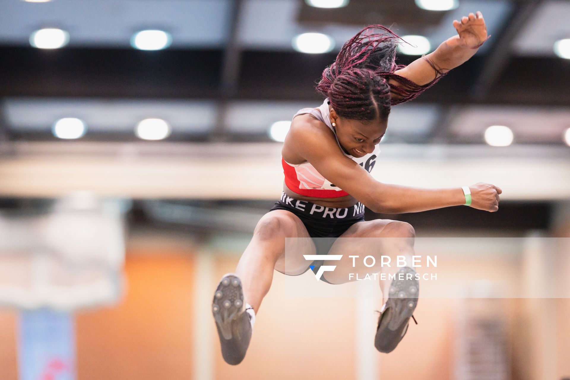 Nadia Wema (TV Cloppenburg) im Weitsprung bei den niedersaechsischen Hallenmeisterschaften am 05.02.2022 in der Leichtathletikhalle im Sportleistungszentrum Hannover