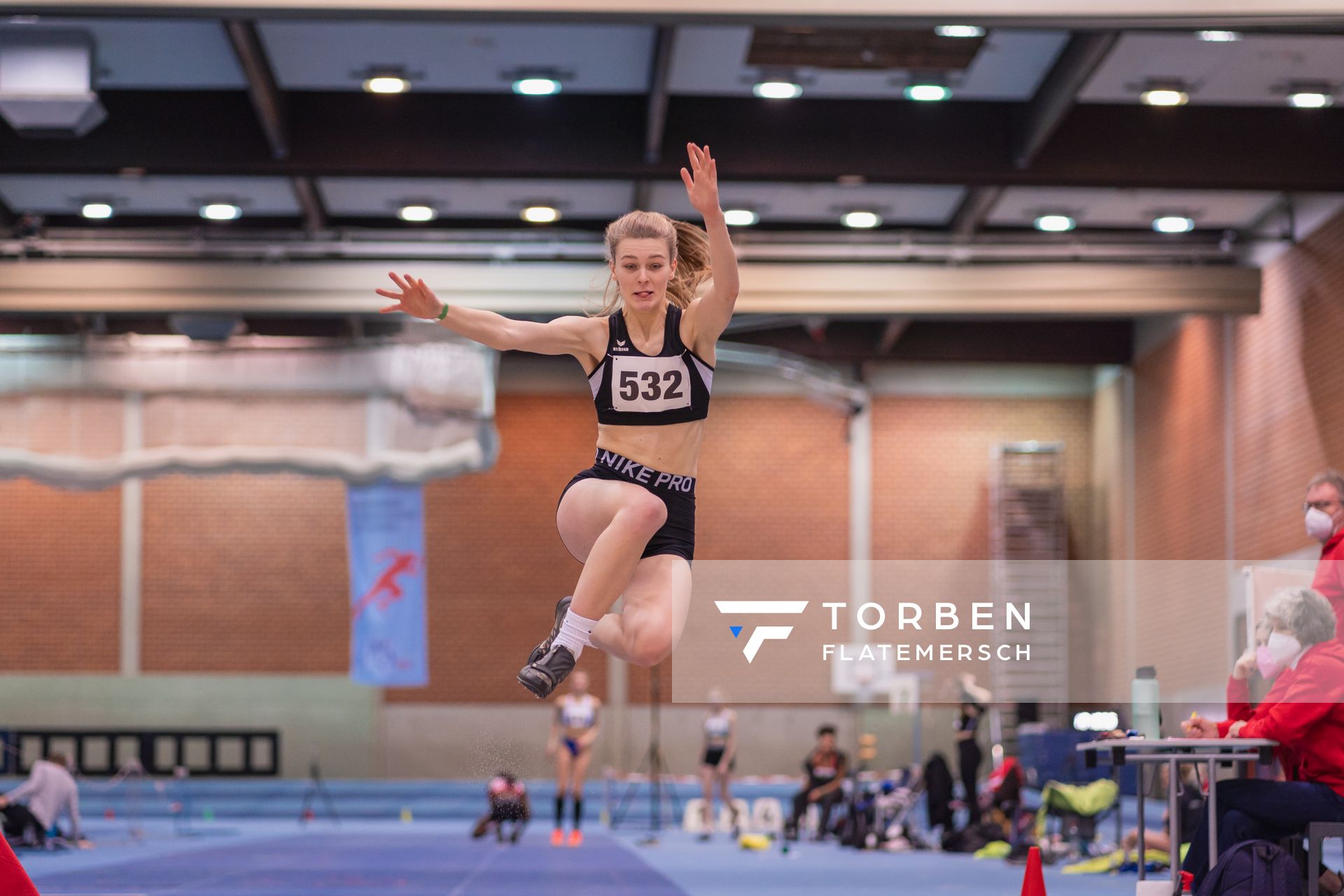 Nike Friedemann (SV Sparta Werlte) im Weitsprung bei den niedersaechsischen Hallenmeisterschaften am 05.02.2022 in der Leichtathletikhalle im Sportleistungszentrum Hannover