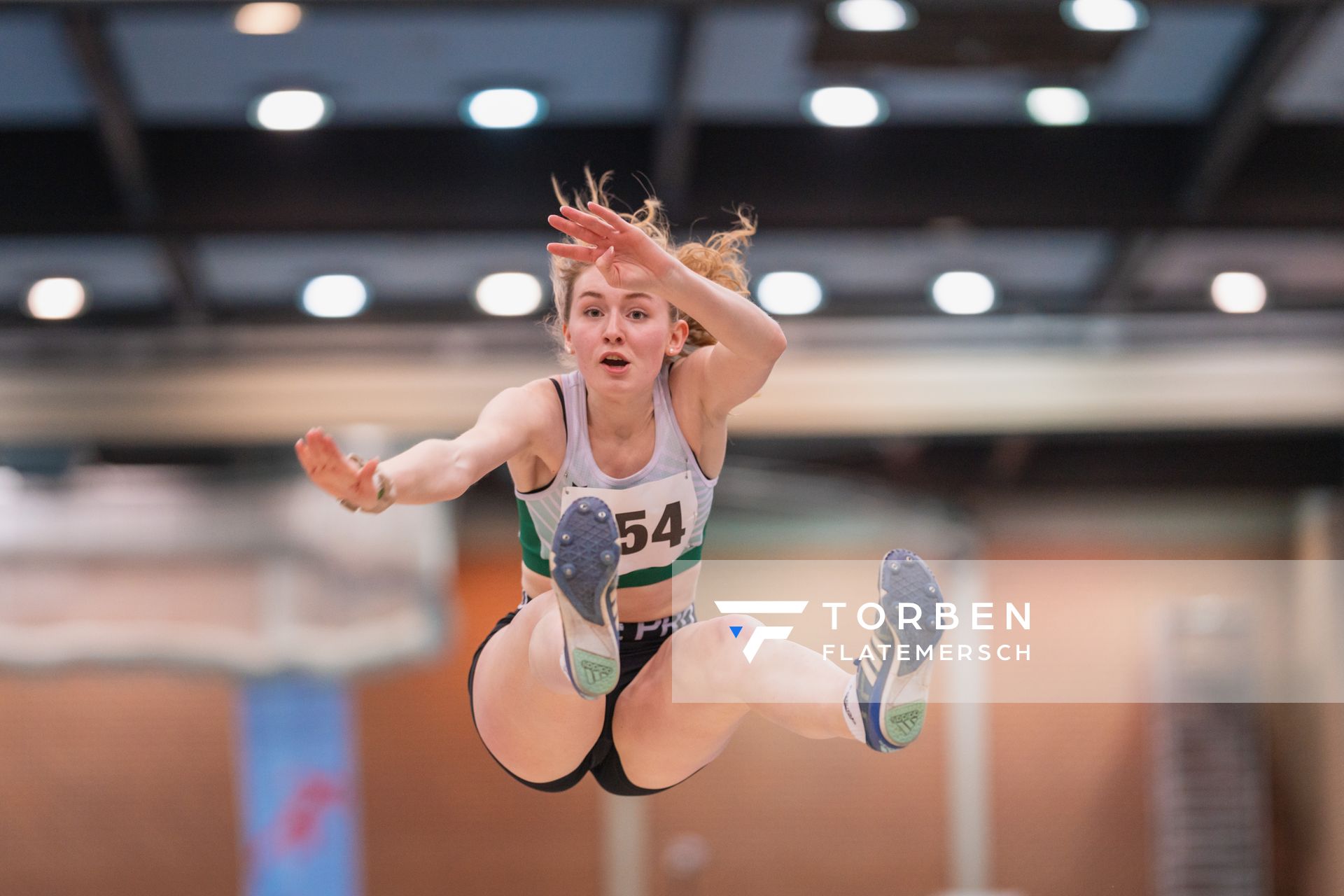 Ann-Kathrin Kuhr (LG Papenburg/Aschendorf) im Weitsprung bei den niedersaechsischen Hallenmeisterschaften am 05.02.2022 in der Leichtathletikhalle im Sportleistungszentrum Hannover