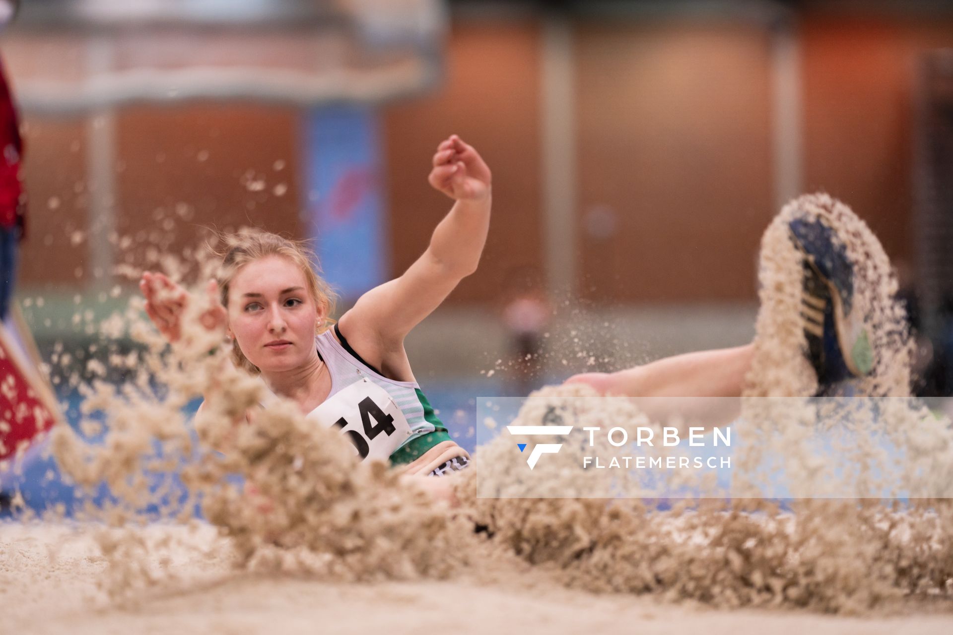 Ann-Kathrin Kuhr (LG Papenburg/Aschendorf) im Weitsprung bei den niedersaechsischen Hallenmeisterschaften am 05.02.2022 in der Leichtathletikhalle im Sportleistungszentrum Hannover
