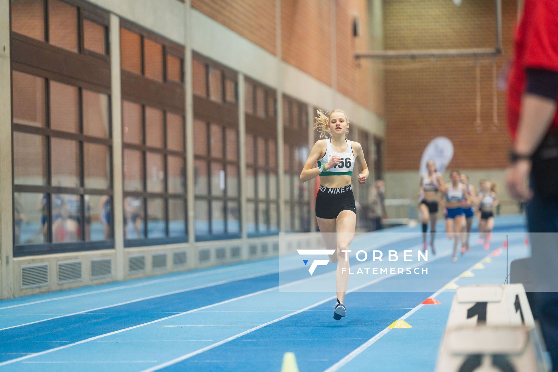 Malena Schomaker (LG Papenburg/Aschendorf) ueber 800m bei den niedersaechsischen Hallenmeisterschaften am 06.02.2022 in der Leichtathletikhalle im Sportleistungszentrum Hannover