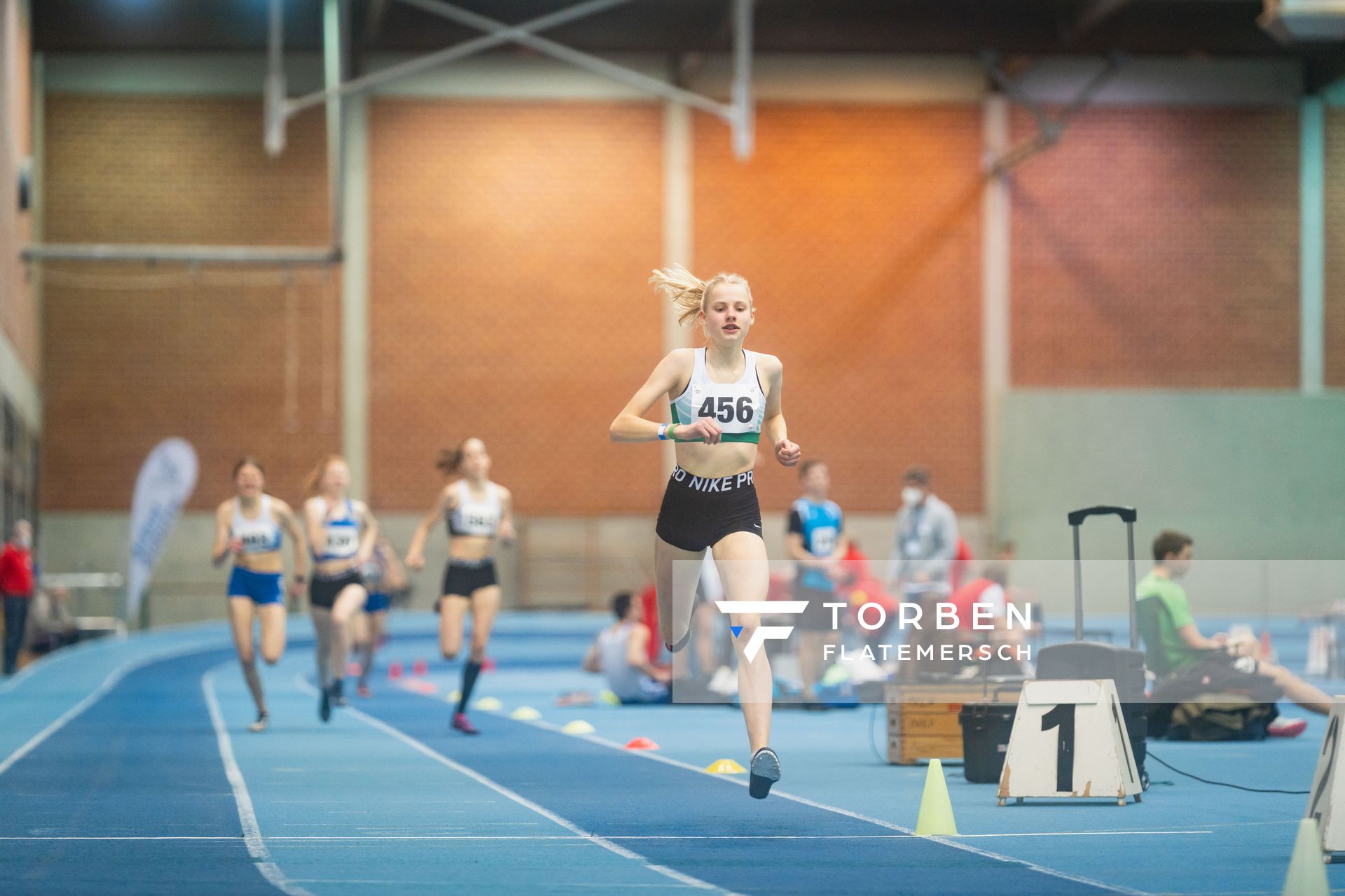 Malena Schomaker (LG Papenburg/Aschendorf) ueber 800m bei den niedersaechsischen Hallenmeisterschaften am 06.02.2022 in der Leichtathletikhalle im Sportleistungszentrum Hannover